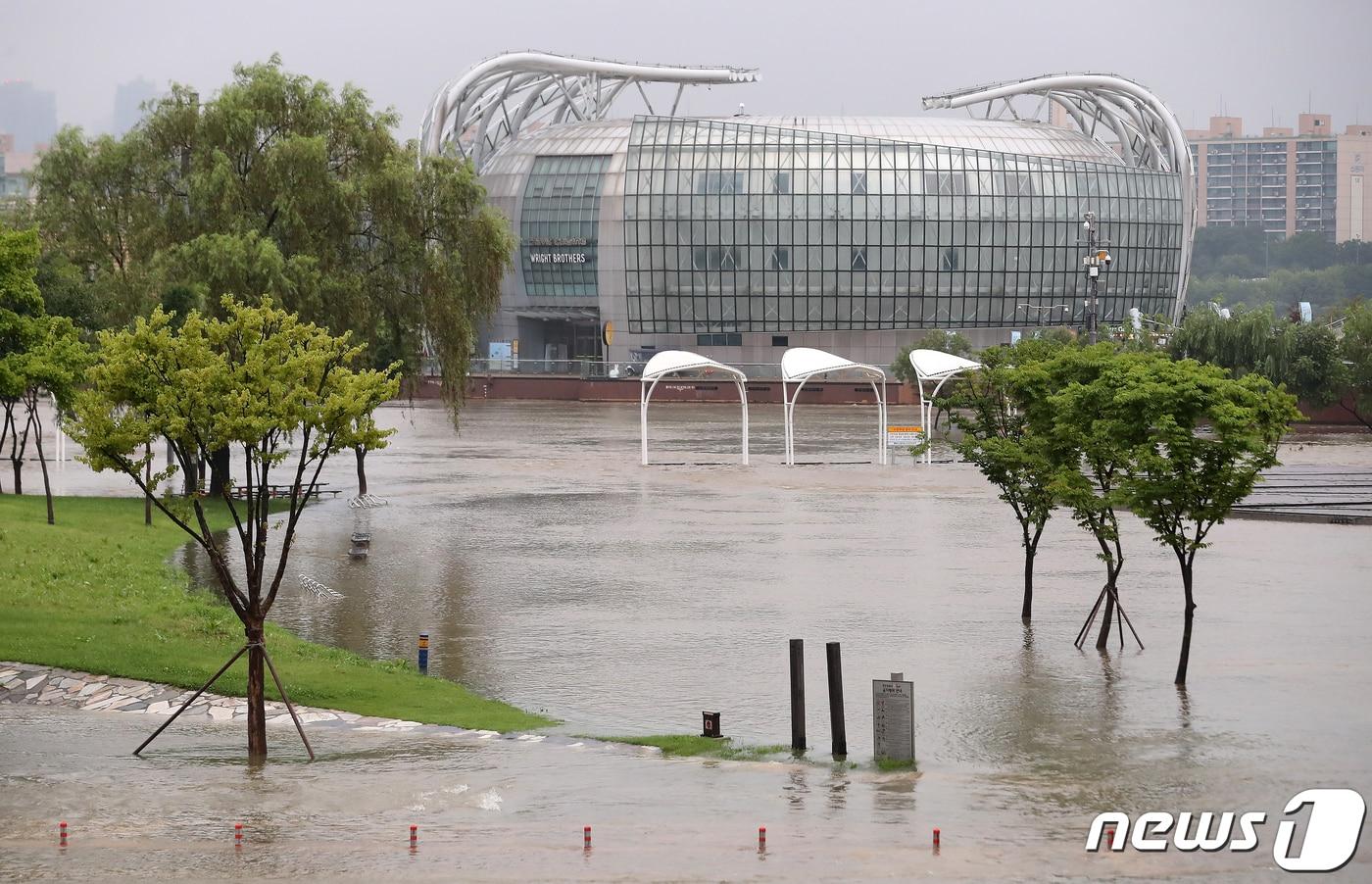 본문 이미지 - 수도권 등 중부 지방 집중호우가 내린 14일 오전 서울 서초구 반포 한강공원 수변무대가 불어난 한강물로 침수돼 있다. 2023.7.14/뉴스1 ⓒ News1 김진환 기자