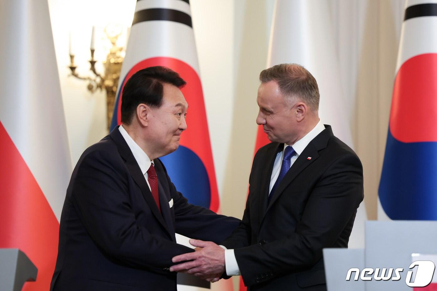 윤석열 대통령이 13일(현지시간) 바르샤바 대통령궁에서 안제이 두다 폴란드 대통령과 한·폴란드 정상회담 공동언론발표를 마친 후 악수하고 있다. (대통령실 제공) 2023.7.14/뉴스1 ⓒ News1 오대일 기자