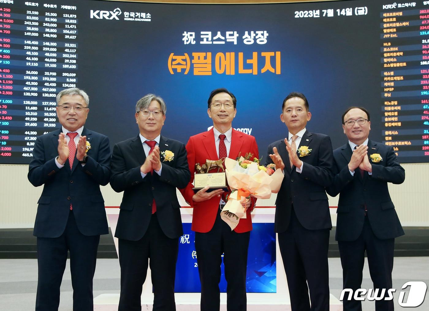 본문 이미지 - 14일 오전 서울 영등포구 한국거래소에서 열린 필에너지 코스닥시장 상장기념식에서 채남기 한국IR협의회 회장(왼쪽부터), 홍순욱 한국거래소 코스닥시장본부장, 김광일 필에너지 대표이사, 강성범 미래에셋증권 부사장, 강왕락 코스닥협회 부회장이 기념촬영을 하고 있다. (한국거래소 제공) 2023.7.14/뉴스1