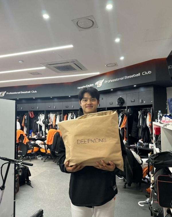 본문 이미지 - 평소 개인 베개를 들고다닌다는 문동주.(문동주 SNS 캡처)