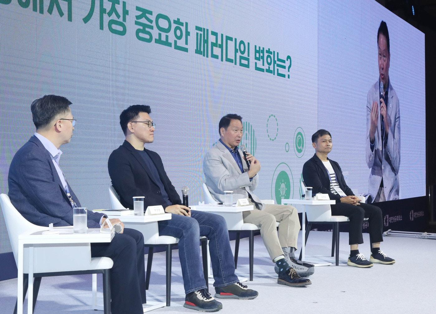본문 이미지 - 제주포럼에서 열린 경영토크쇼에서 최태원 대한상의 회장(왼쪽 세번째)이 발언하고 있다.