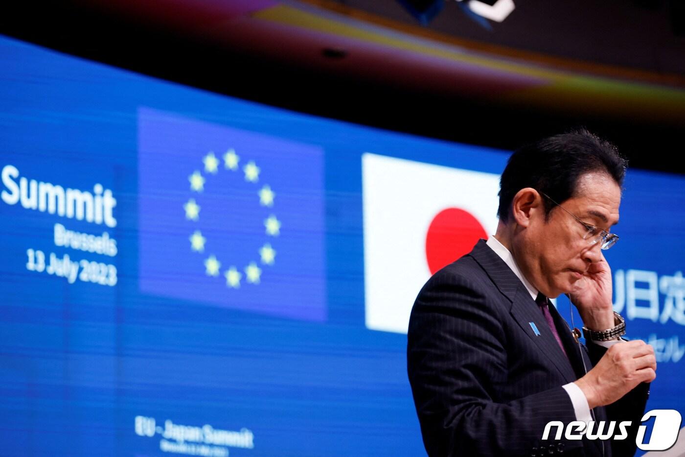 본문 이미지 - 13일(현지시간) 벨기에 브뤼셀에서 열린 유럽연합(EU)-일본 정상회의에서 기시다 후미오 일본 총리가 기자 회견을 진행하고 있다. 2023.07.14/ ⓒ 로이터=뉴스1 ⓒ News1 권진영 기자