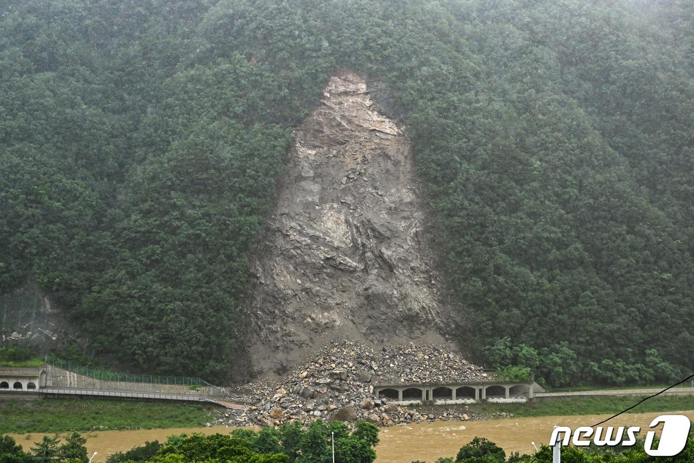 본문 이미지 - 강원 정선군 정선읍 군도3호선 세대 피암터널 구간에서 이달 들어 반복적으로 낙석과 산사태가 발생, 현재까지 1만3000t의 암석이 무너진 것으로 조사됐다.(정선군 제공)2023.7.14/뉴스1