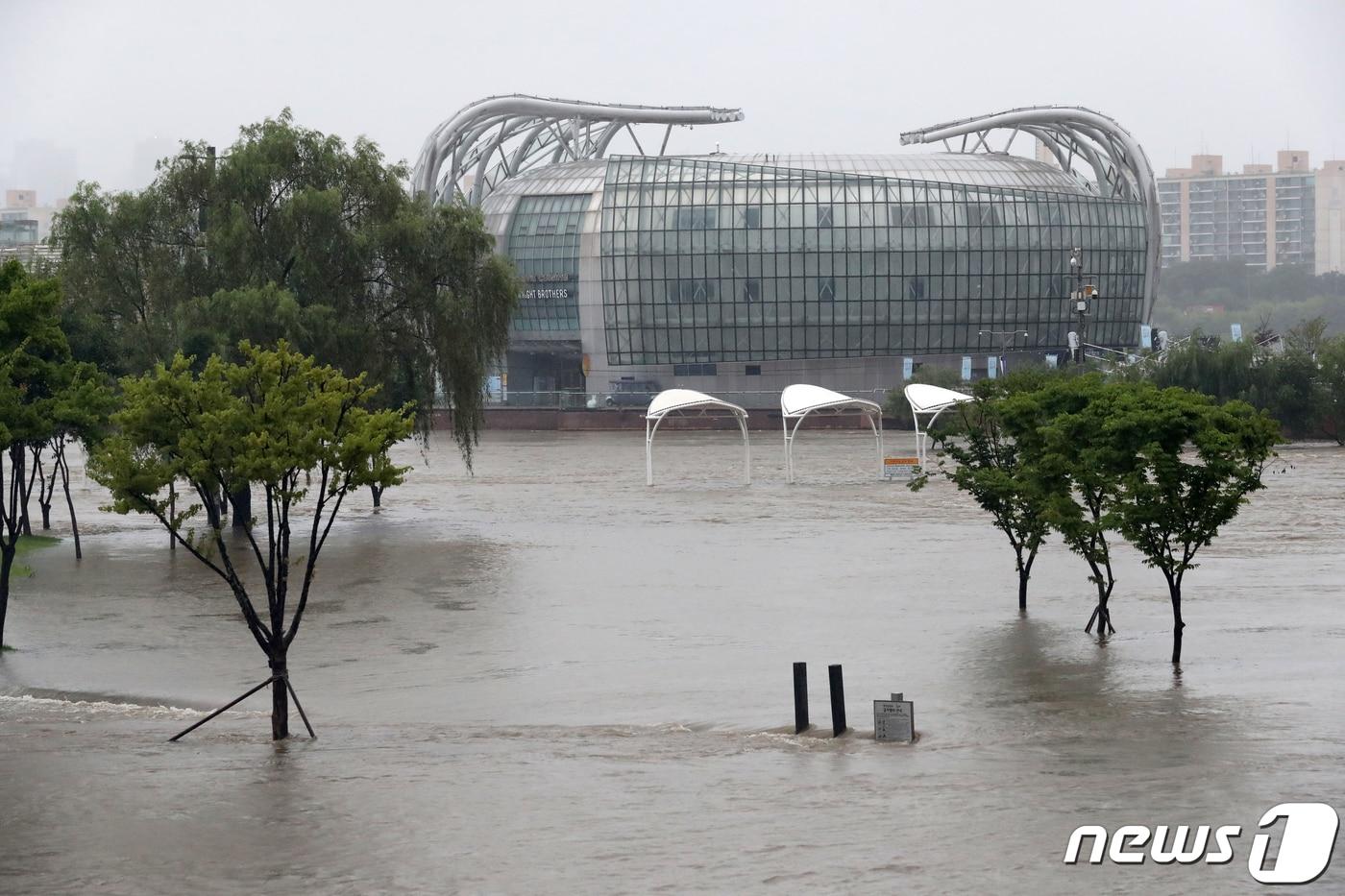 중부지방 집중호우로 한강 수위가 상승한 14일 서울 반포한강공원 일대가 물에 잠겨 있다. /뉴스1 ⓒ News1 이승배 기자
