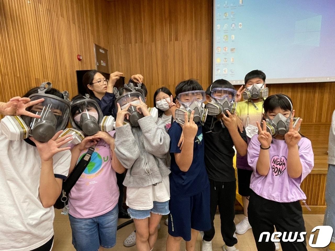 본문 이미지 - ‘찾아가는 화학물질 안전교육’에 참여한 초등학생들이 방독면을 쓰고 즐거워하고 있다.  (김해시 제공)