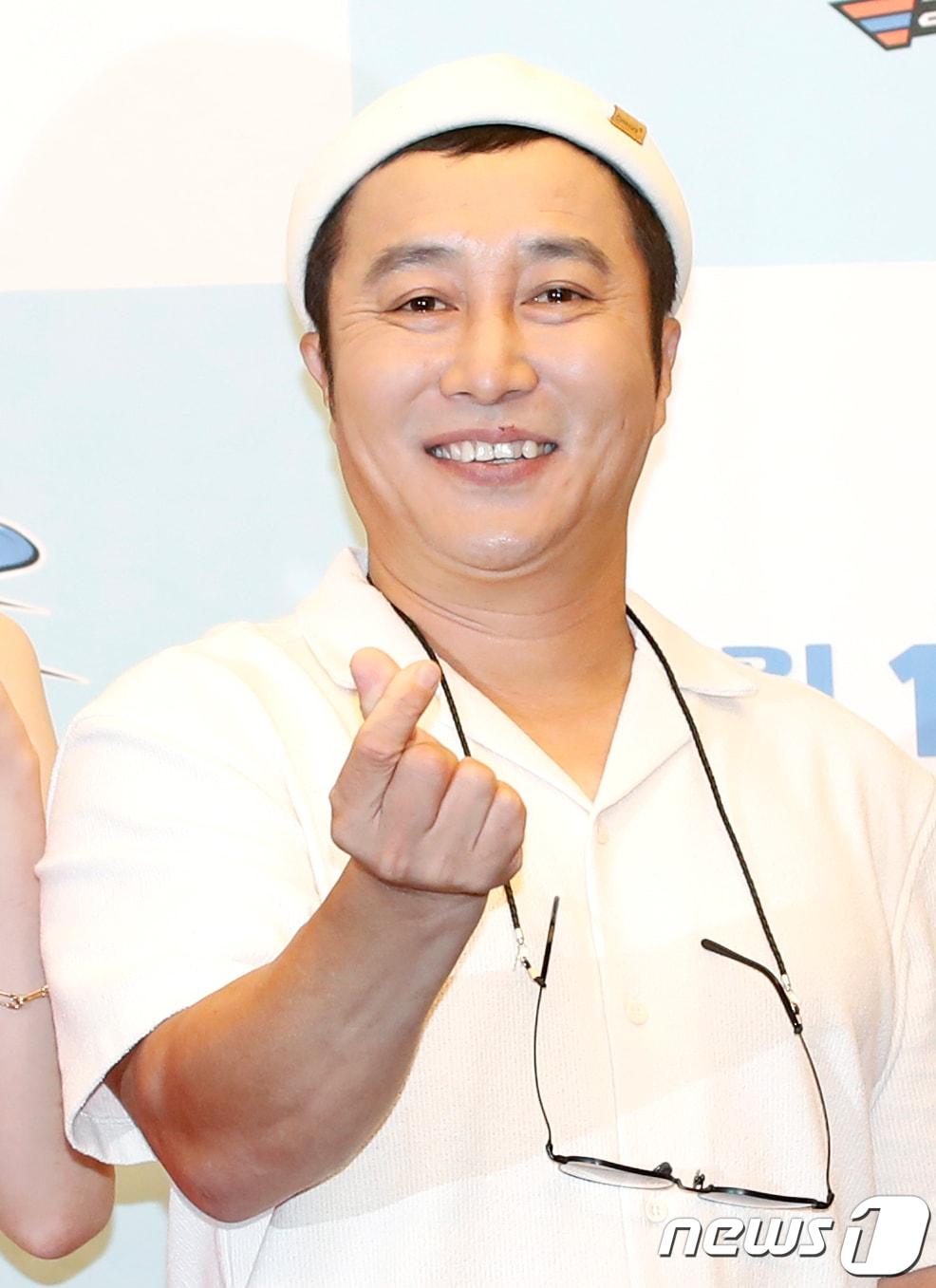 본문 이미지 - 방송인 김병만이 14일 서울 마포구 스탠포드호텔코리아에서 열린 MBN 예능 '떴다! 캡틴 킴' 제작발표회에서 포즈를 취하고 있다. '떴다! 캡틴 킴'은 연예인 최초 사업용 비행기 조종사인 김병만이 크루들과 함께 경비행기를 타고 하늘에서 내려다보는 탁 트인 힐링 항공뷰를 시청자들에게 선사하는 프로그램이다. 2023.7.14/뉴스1 ⓒ News1 권현진 기자