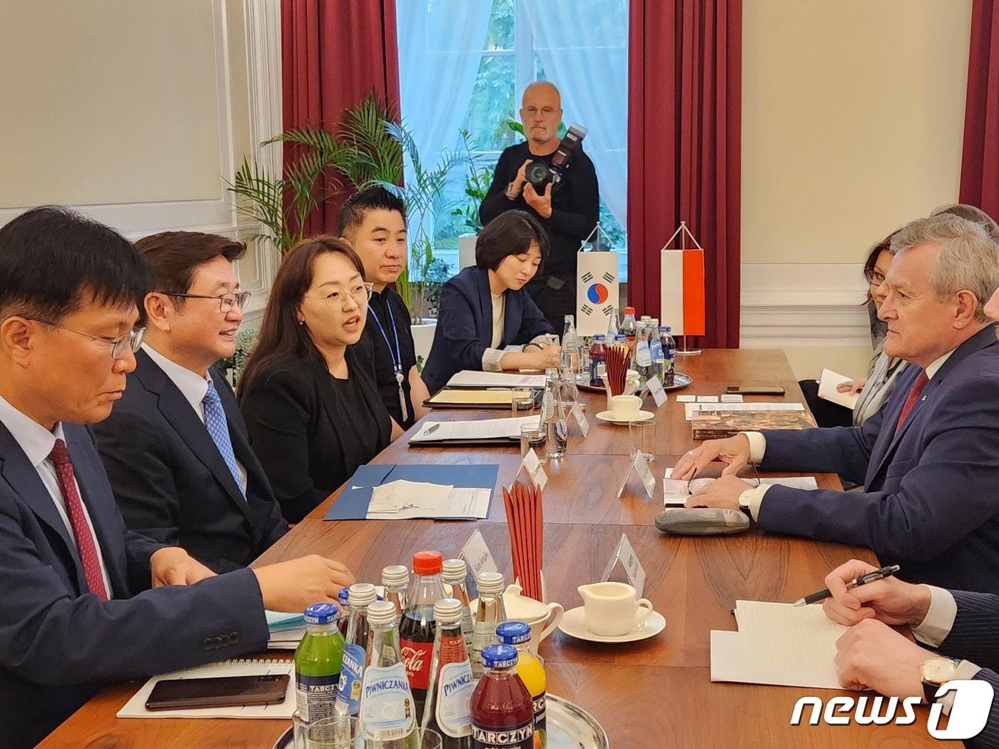 본문 이미지 - 박보균 문화체육관광부 장관과 표트르 글린스키 폴란드 문화유산부 장관이 7월 13일 폴란드 바르샤바 문화유산부 청사에서 회담을 하고 있다.(제공 문화체육관광부)