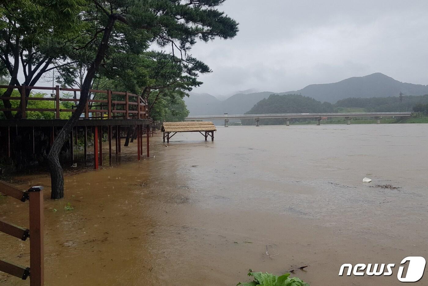 114일 오후 홍수경보가 내려진 충북 괴산군 달천 목도교 인근 강수욕장이 흙탕물에 잠겼다.2023.7.14/뉴스1 ⓒ News1 엄기찬 기자