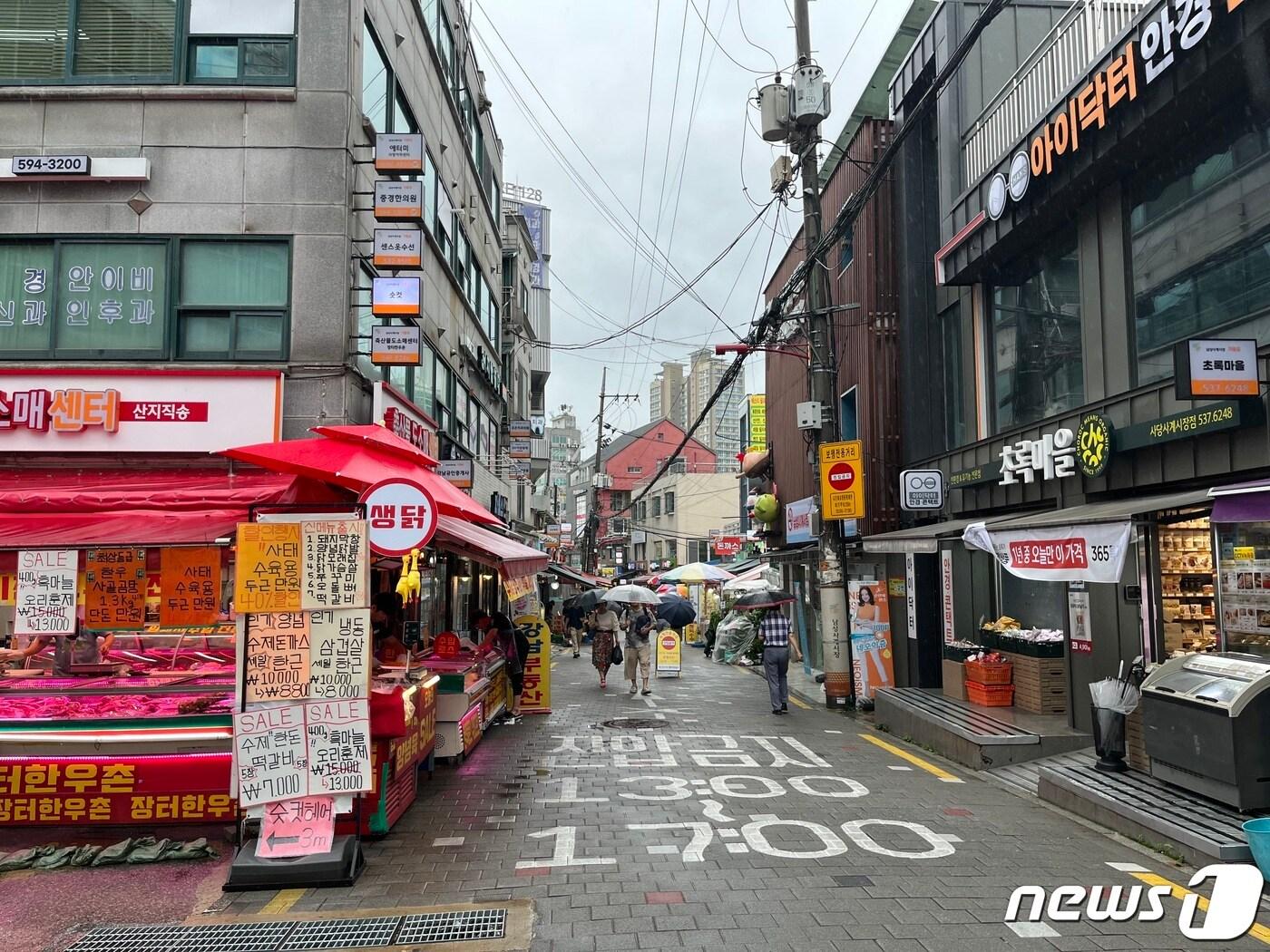 본문 이미지 - 14일, 한산한 서울 동작구 남성사계시장의 모습. ⓒ News1 김형준 기자