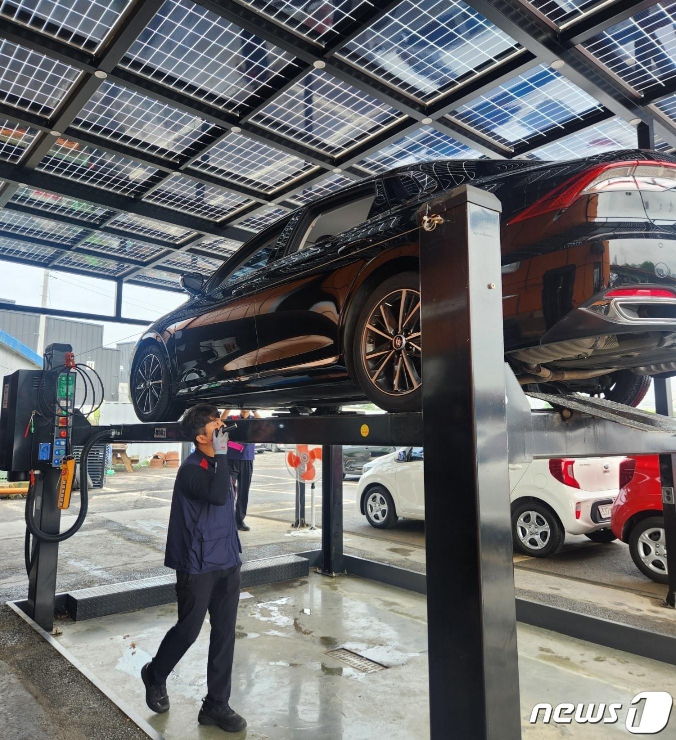 본문 이미지 - 지난 10일 수원 엔카 믿고(MeetGo) 센터에서 직원들이 차량 상태를 점검하고 있다./뉴스1 윤다혜 기자