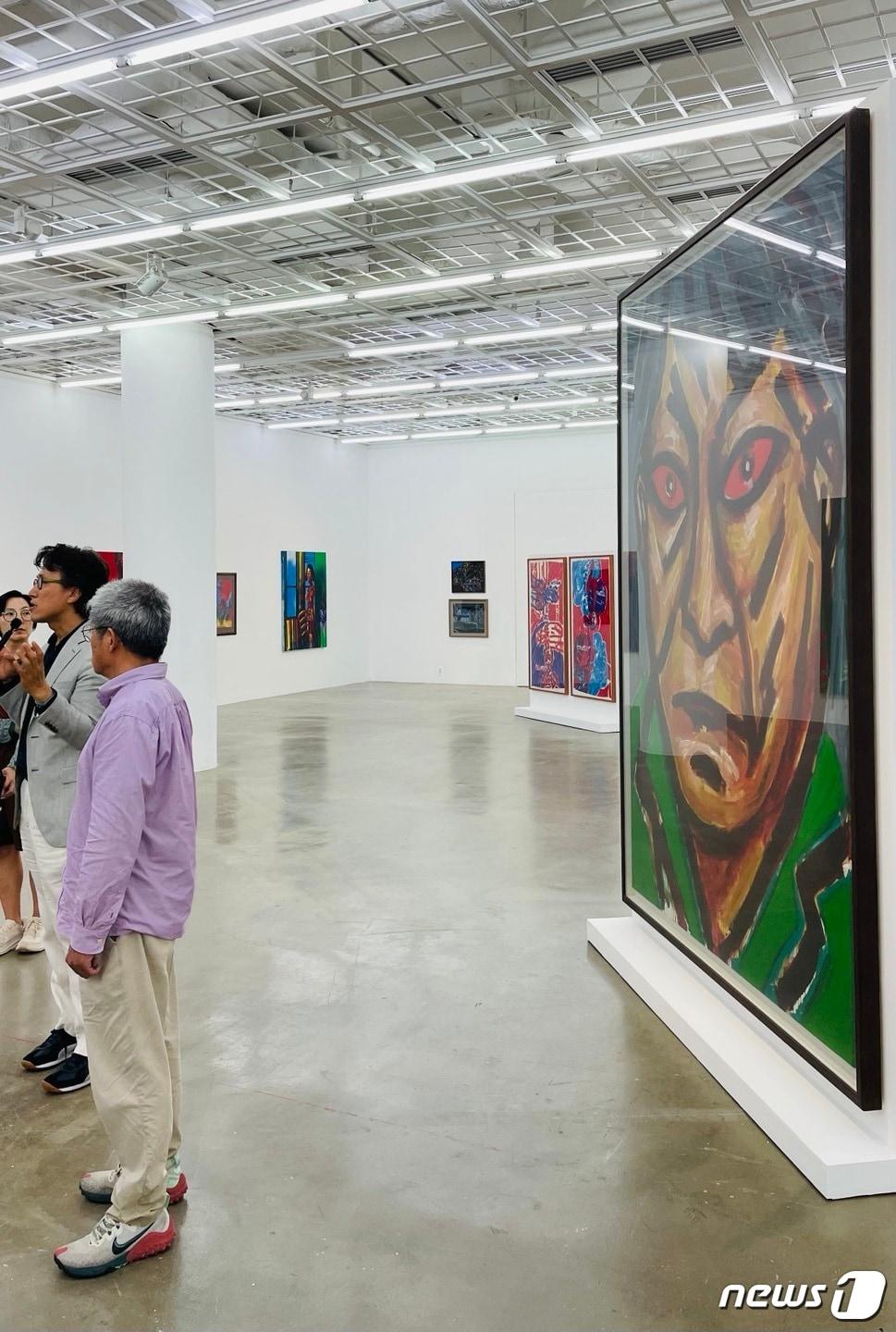 본문 이미지 -  서용선 작가가 자신의 작품 &#39;빨간 눈의 자화상&#39; 앞에 서 있는 모습. 2023.7.13/뉴스1 ⓒ 뉴스1 김일창 기자