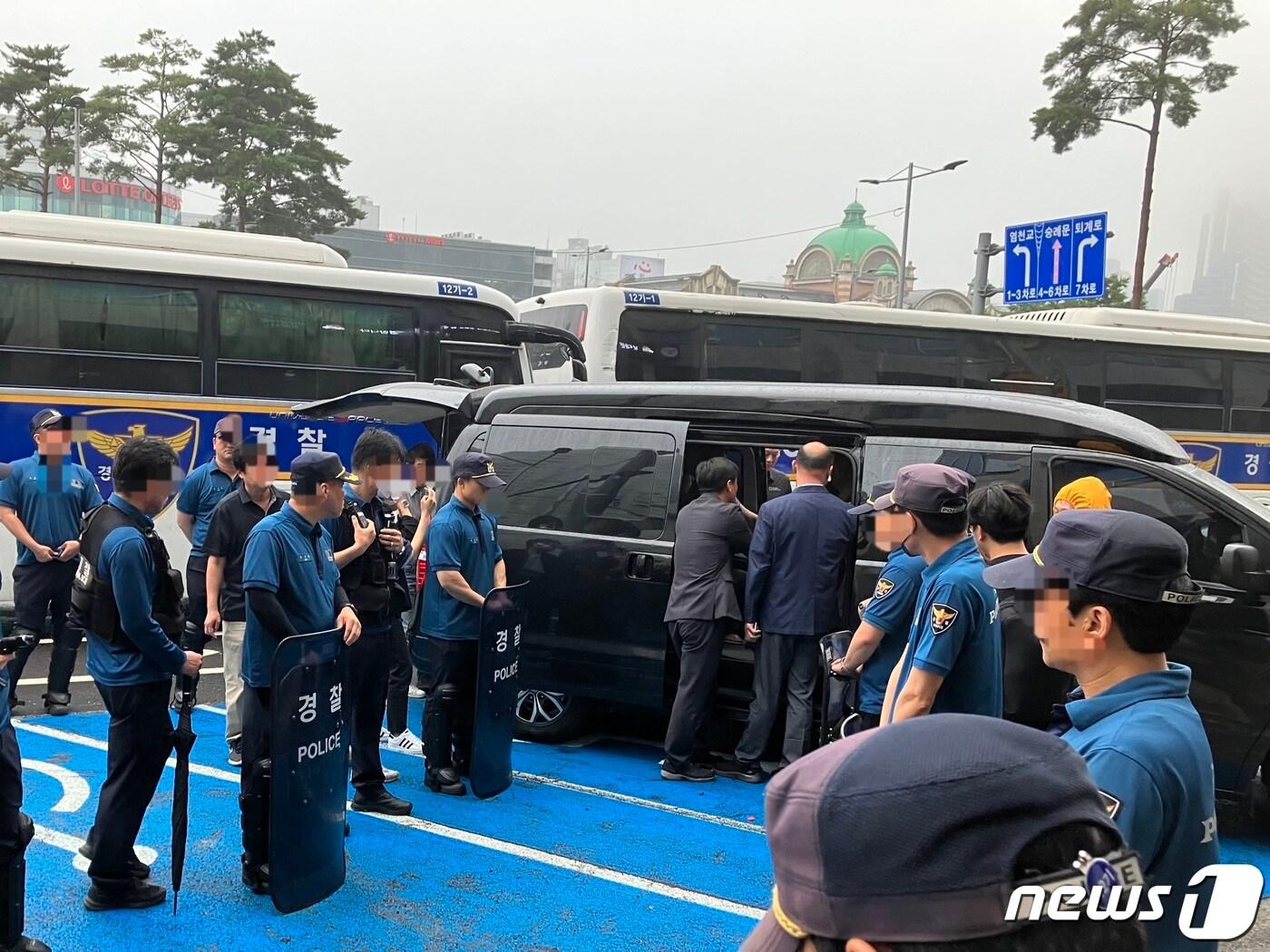 본문 이미지 - 박경석 전국장애인차별철폐연대(전장연) 대표가 14일 오후 버스를 가로막고 시위를 벌인 혐의로 경찰에 체포돼 남대문서로 이송됐다. 경찰서에 도착한 박 대표는 휠체어 안전띠없이 이송됐다며 도로교통법 위반이라고 항의하며 하차를 거부하고있다. ⓒ News1 김기성 기자