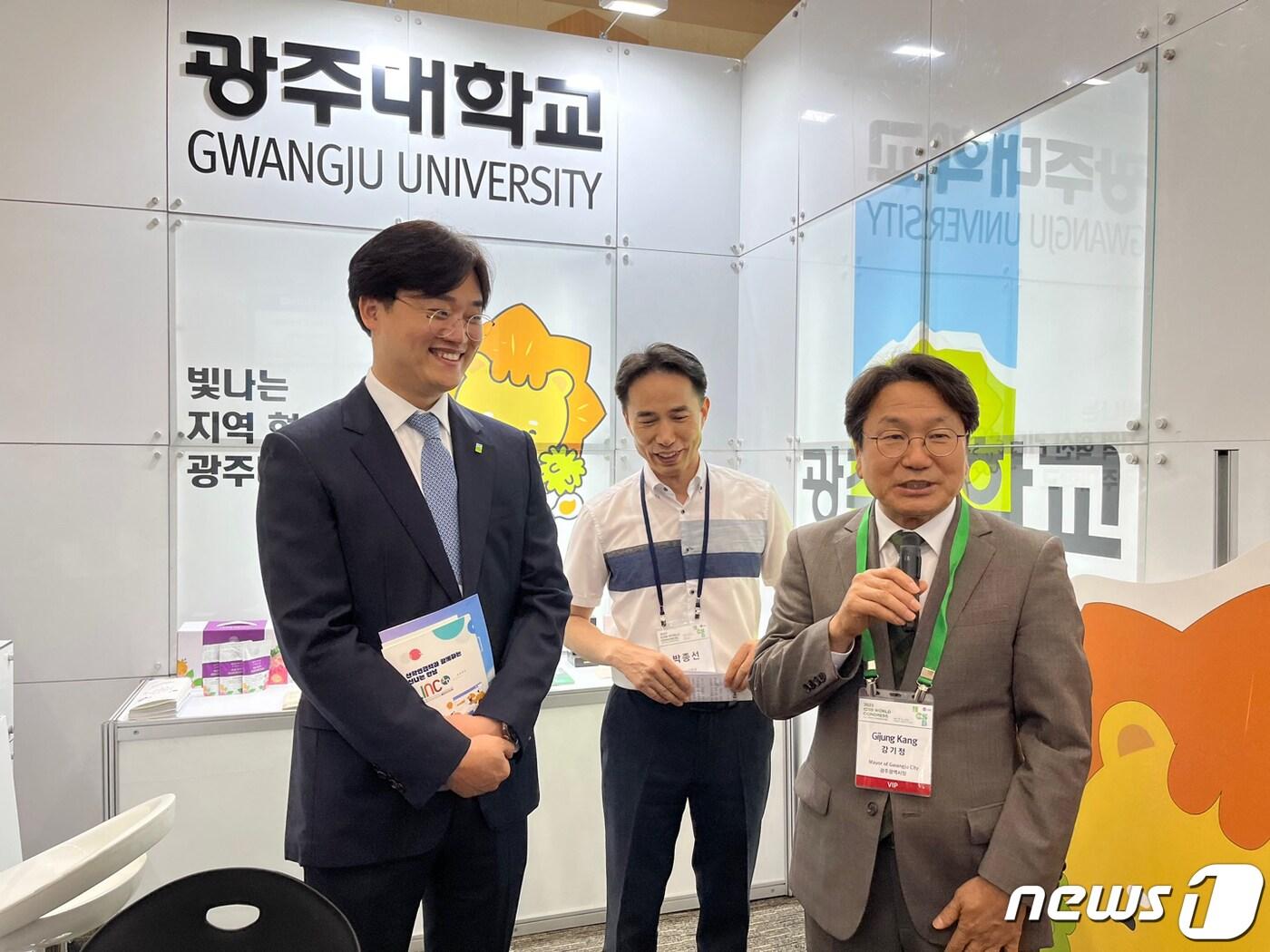 본문 이미지 - 강기정 광주시장이 광주대학교 부스를 방문해 인사말을 하고 있다.(광주대 제공)2023.7..14/뉴스1 