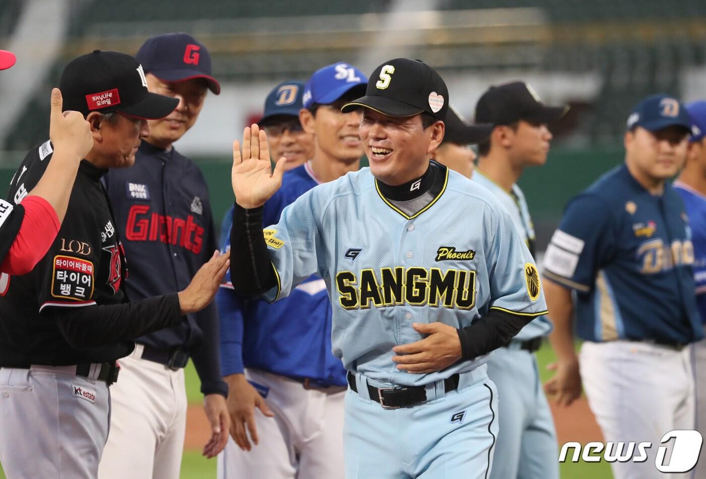 14일 오후 부산 사직야구장에서 열린 '2023 KBO 퓨처스 올스타전' 북부리그와 남부리그의 경기, 남부 박치왕 감독이 선수들과 인사를 나누고 있다. 2023.7.14/뉴스1 ⓒ News1 윤일지 기자
