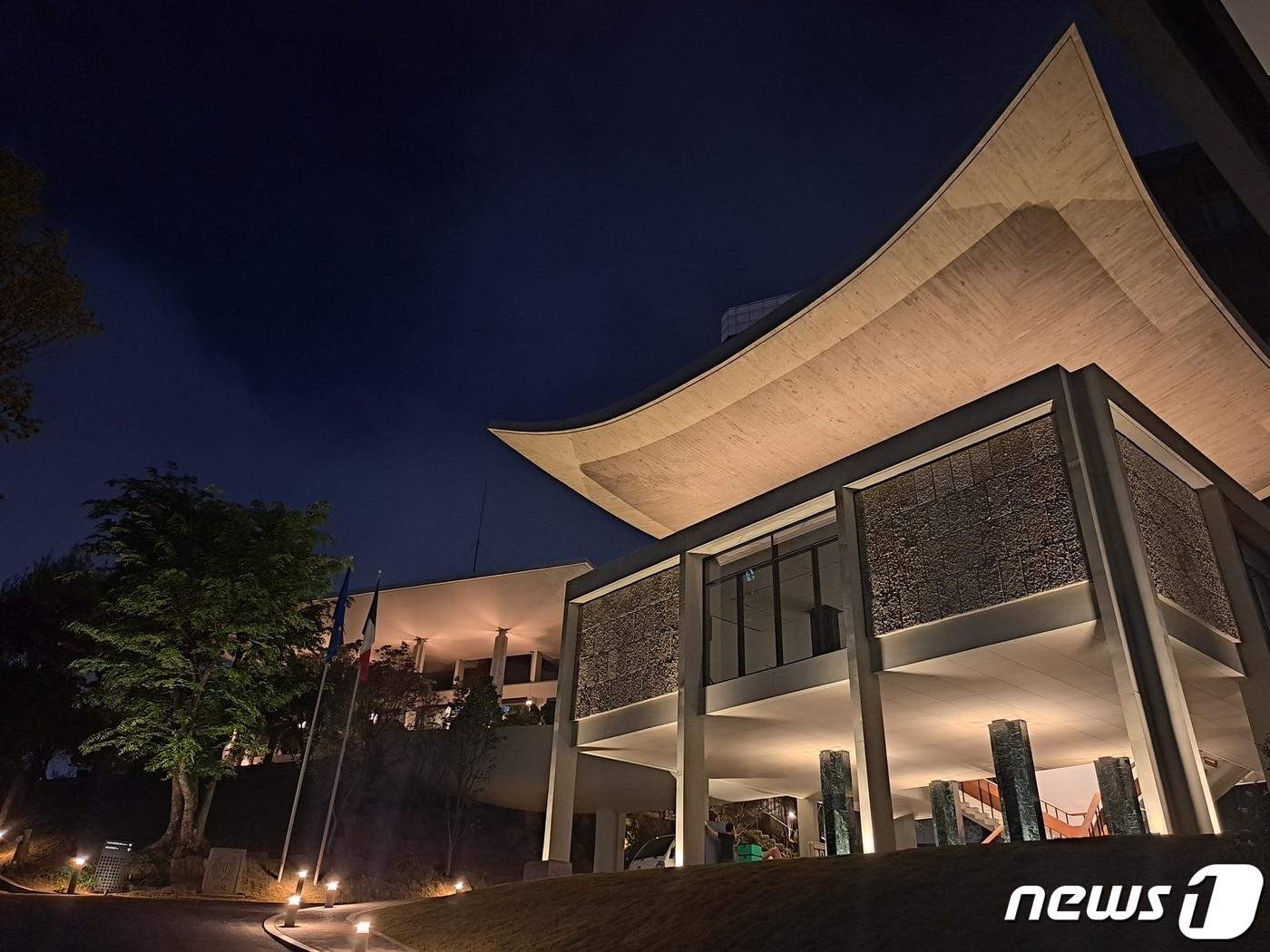 본문 이미지 - 신축 주한 프랑스대사관 전경. 오른쪽이 복원된 김중업관, 뒤편 왼쪽이 관저(주한프랑스대사관 제공). ⓒ 매스스터디스