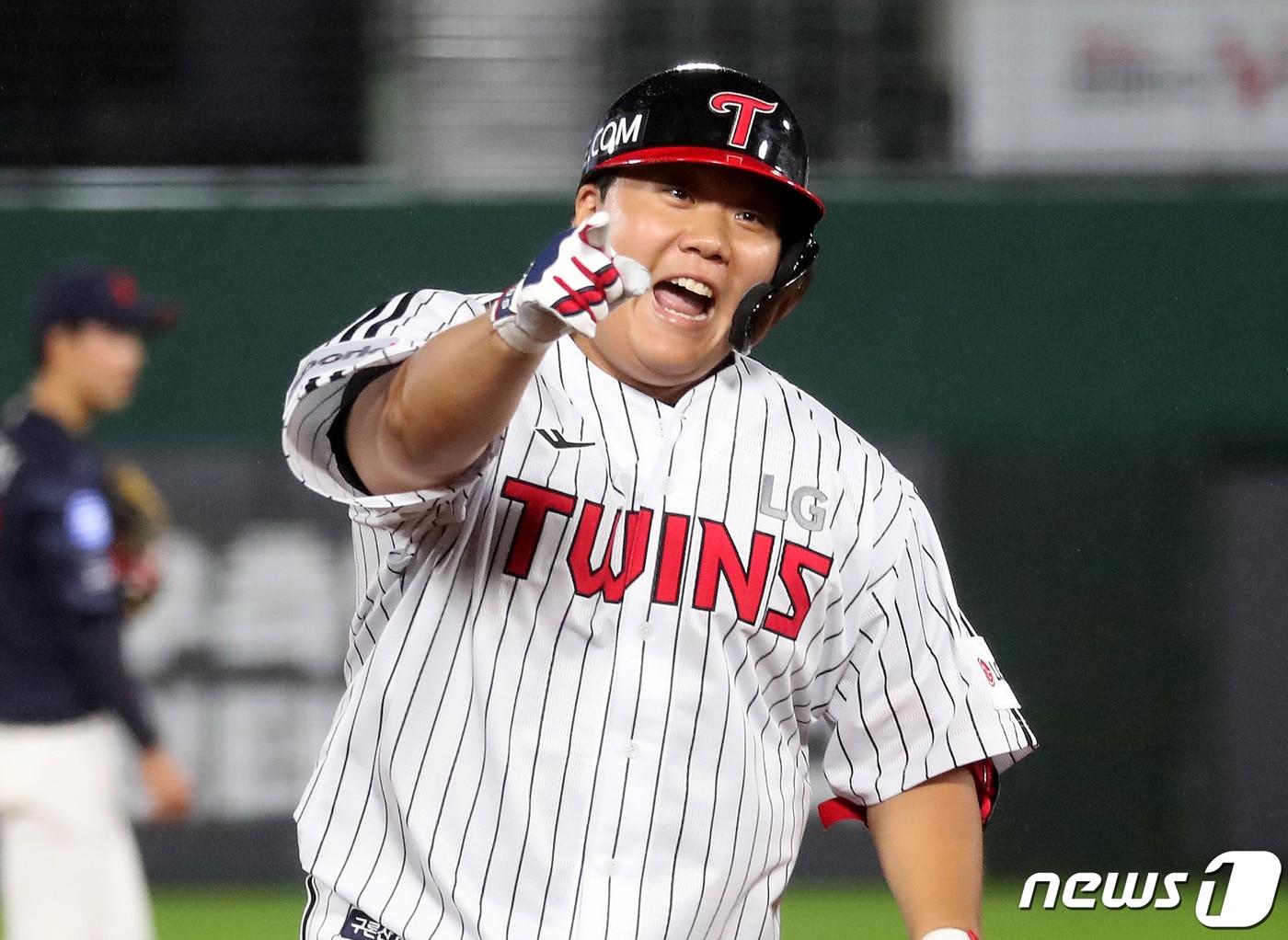 본문 이미지 - 14일 오후 부산 사직야구장에서 열린 '2023 KBO 퓨처스 올스타전' 북부리그와 남부리그의 경기, 5회말 2사 1, 2루 상황 북부 김범석이 스리런 홈런을 때린 뒤 홈으로 향하고 있다. 2023.7.14/뉴스1 ⓒ News1 윤일지 기자