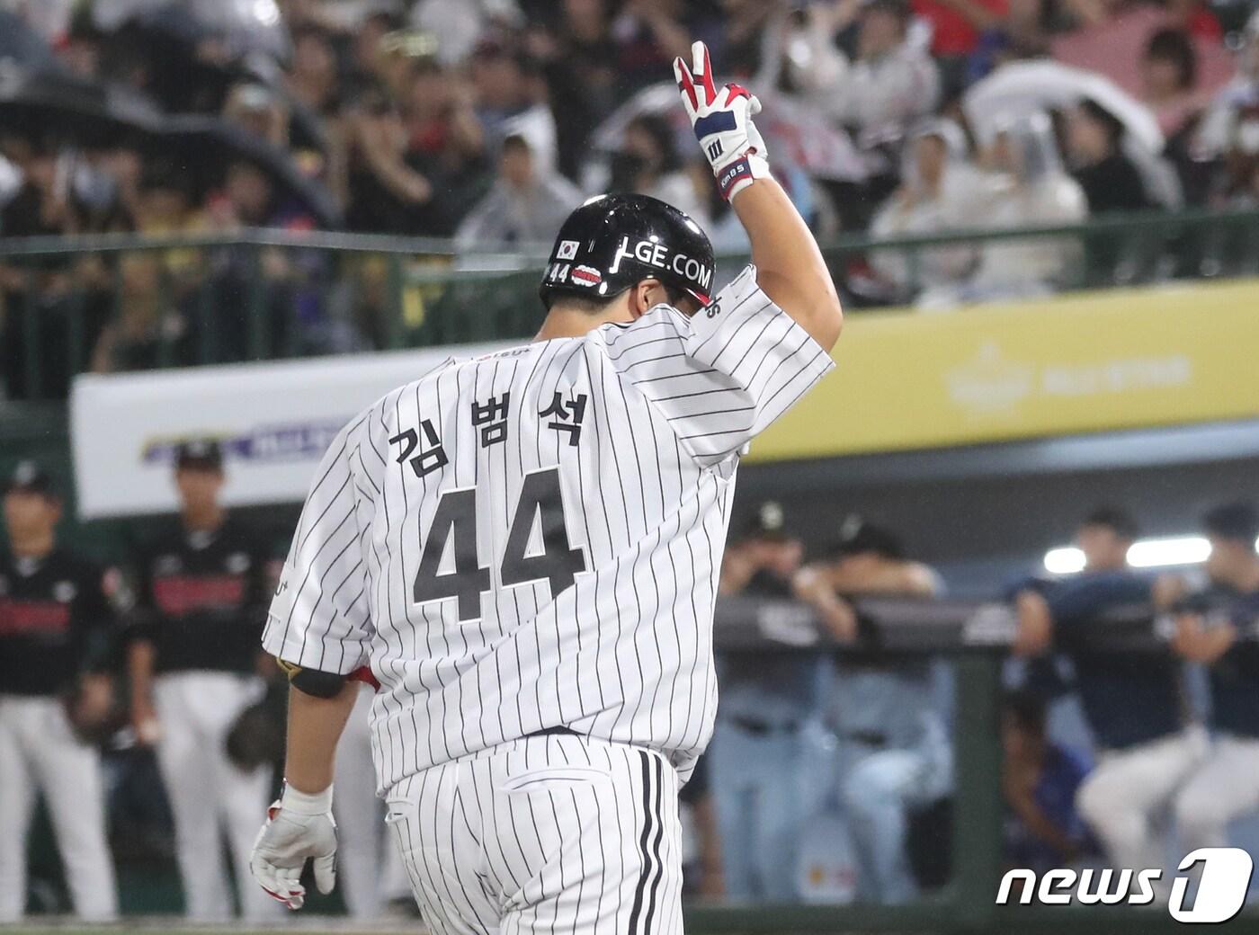 본문 이미지 - 14일 오후 부산 사직야구장에서 열린 '2023 KBO 퓨처스 올스타전' 북부리그와 남부리그의 경기, 5회말 2사 1, 2루 상황 북부 김범석이 스리런 홈런을 때린 뒤 홈으로 향하고 있다. 2023.7.14/뉴스1 ⓒ News1 윤일지 기자