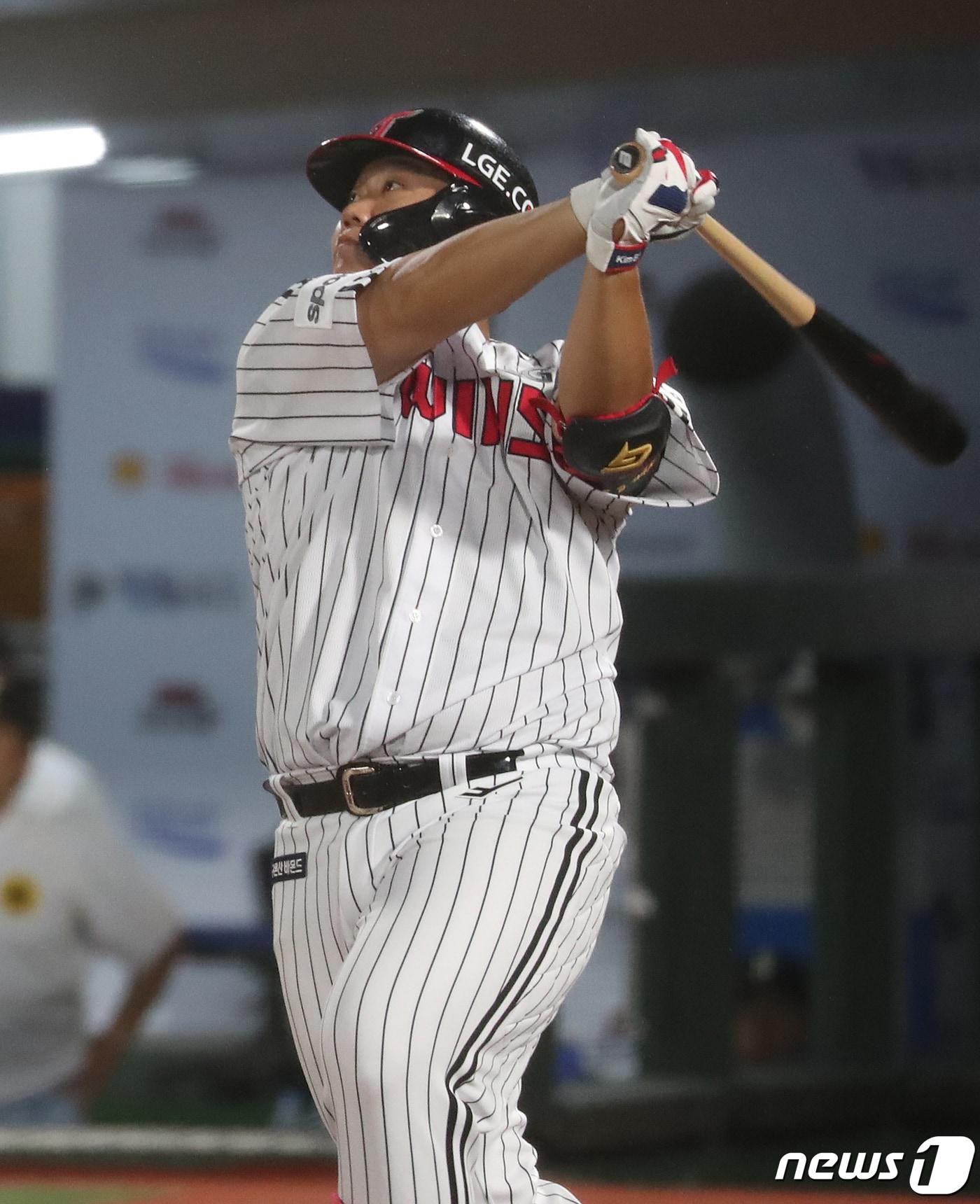 본문 이미지 - 14일 오후 부산 사직야구장에서 열린 '2023 KBO 퓨처스 올스타전' 북부리그와 남부리그의 경기, 5회말 2사 1, 2루 상황 북부 김범석이 스리런 홈런을 치고 있다. 2023.7.14/뉴스1 ⓒ News1 윤일지 기자