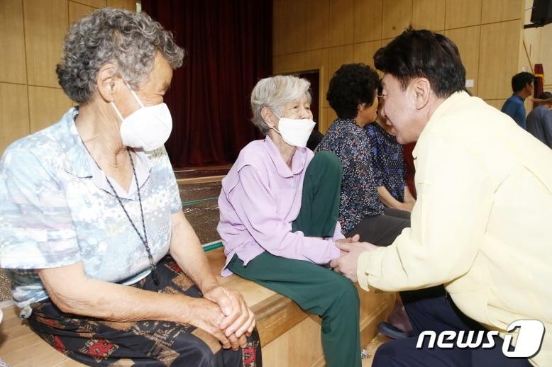 본문 이미지 - 우범기 전주시장아 14일 오후 진기마을 임시대피소가 마련된 용소중학교를 방문, 생활 터전을 잃을 위기에 처한 주민들을 위로하고 신속한 지원을 약속했다.(전주시 제공) 2023.7.14/뉴스1