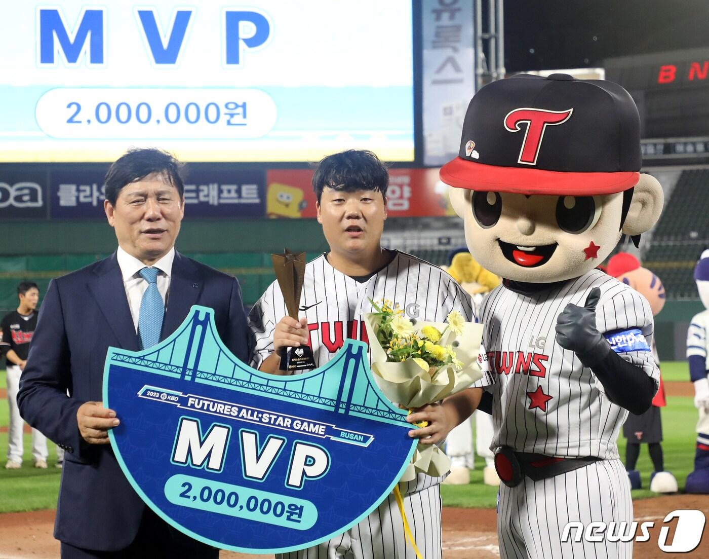 본문 이미지 - 14일 오후 부산 사직야구장에서 열린 '2023 KBO 퓨처스 올스타전' 북부리그와 남부리그의 경기, 최우수 선수(MVP)에 선정된 북부 김범석이 허구연 한국야구위원회(KBO) 총재로부터 상금을 전달받고 있다. 2023.7.14/뉴스1 ⓒ News1 윤일지 기자