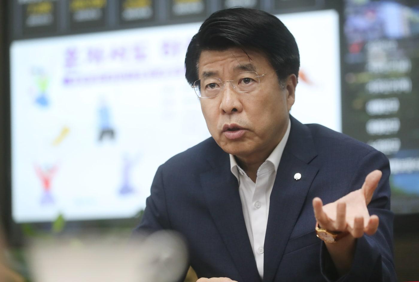 본문 이미지 - 서강석 서울 송파구청장이 지난 4일 뉴스1과의 민선8기 취임 1주년 인터뷰를 하고 있다. (송파구 제공)