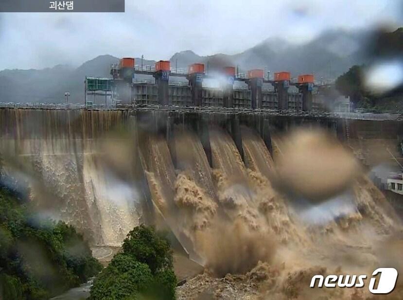 본문 이미지 - 사흘째 폭우가 쏟아지면서 충북 괴산군 칠성면 사은리 괴산댐(칠성댐)에 물이 넘치는 월류가 발생해 주민 대피령이 내려졌다. 사진은 월류하고 있는 괴산댐.(한국수력원자력 실시간 화면 캡처)2023.7.15/뉴스1