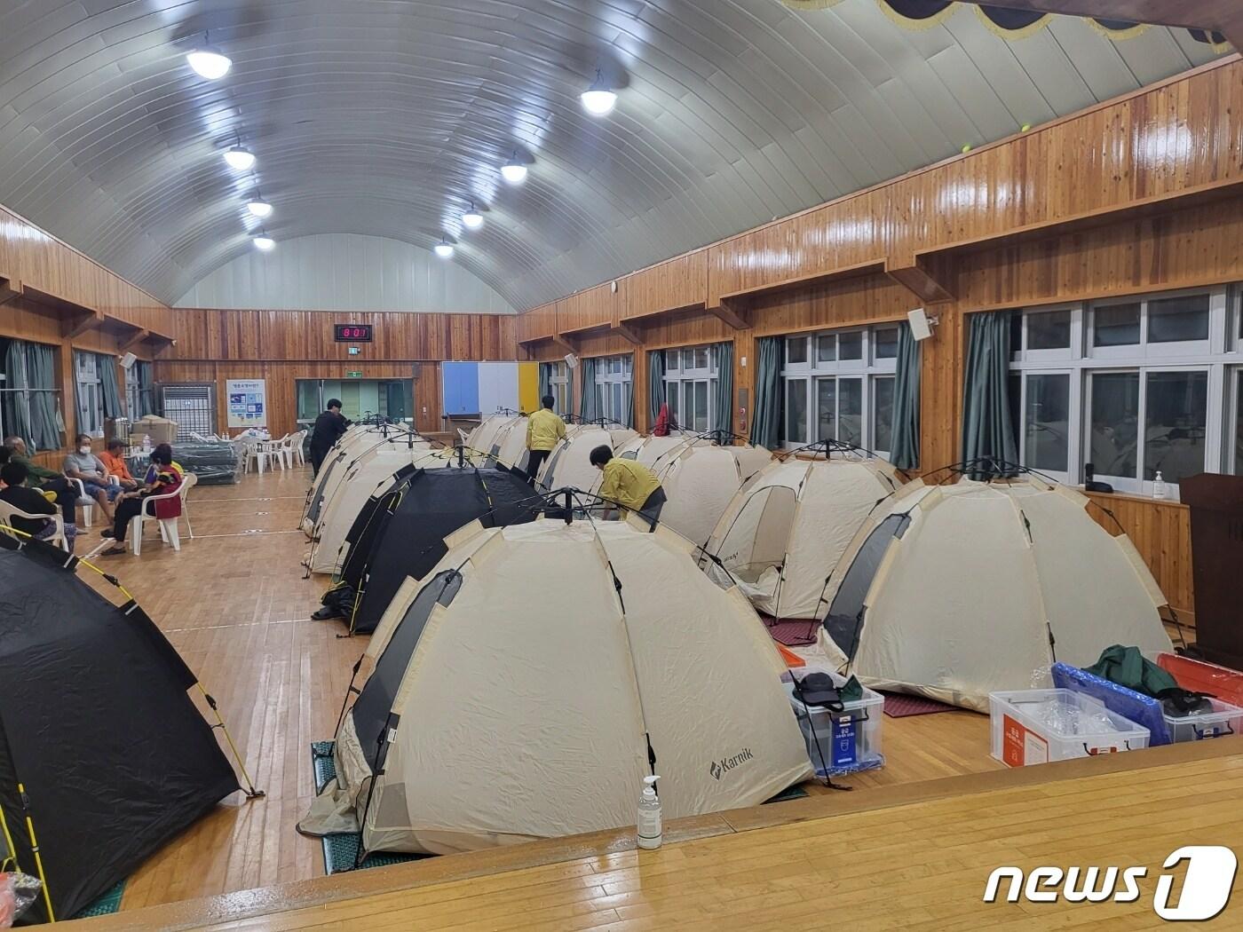 본문 이미지 - 전북 익산시는 지난 13일부터 쏟아진 폭우로 인해 피해가 속출함에 따라 11개 임시대피소를 마련해 주민 대피에 총력을 기울이고 있다.(익산시 제공)2023.7.15./뉴스1