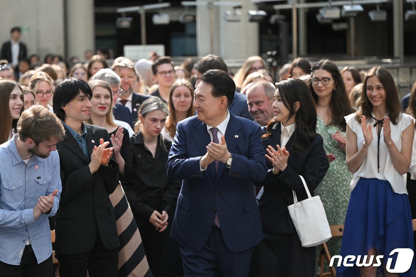 본문 이미지 - 윤석열 대통령과 김건희 여사가 14일(현지시간) 바르샤바대학교 중앙도서관에서 열린 폴란드 미래세대와의 문화동행 행사에서 학생들과 대화를 나누고 있다. (대통령실 홈페이지) 2023.7.15/뉴스1 ⓒ News1 오대일 기자