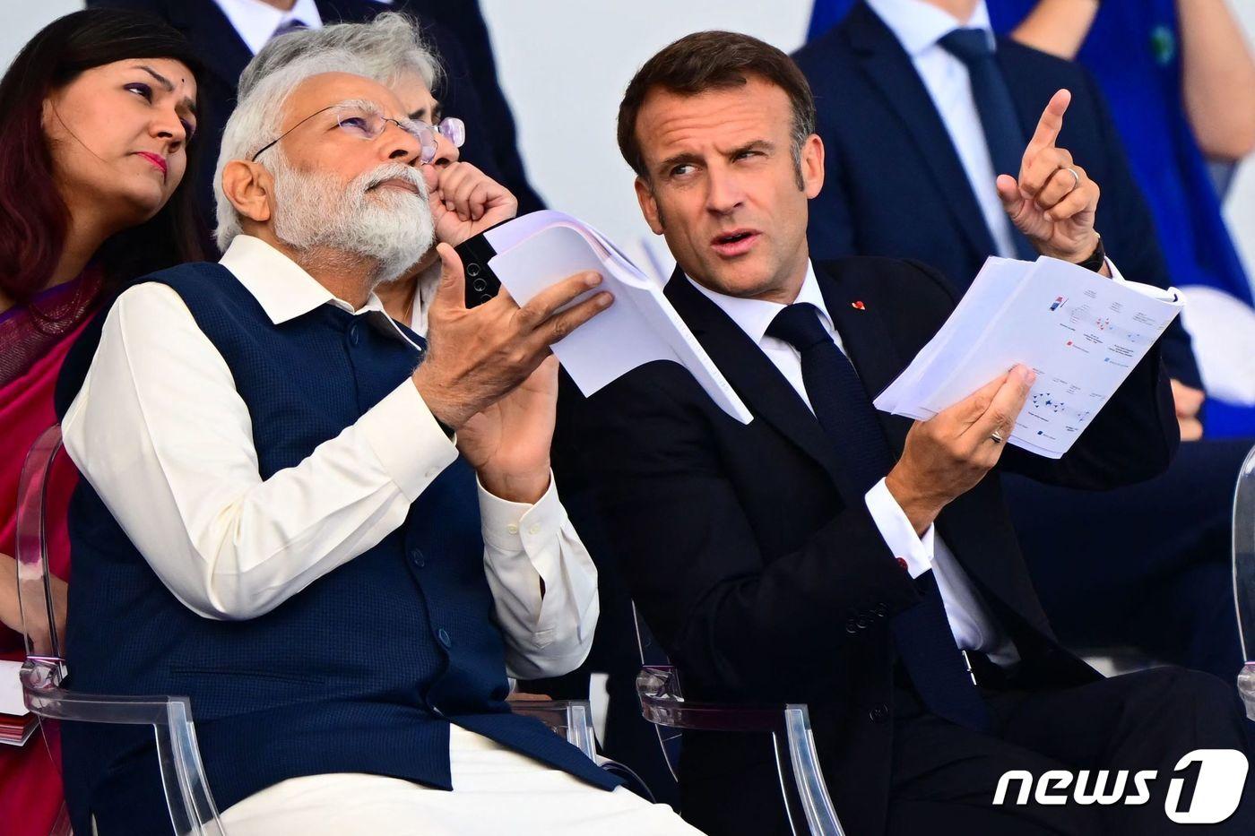 나렌드라 모디 인도 총리(왼쪽)와 에마뉘엘 마크롱 프랑스 대통령이 14일(현지시간) 파리 샹젤리제 거리에서 열린 바스티유 데이(혁명기념일) 열병식에 참석하고 있다. 2023.07.14/뉴스1 ⓒ AFP=뉴스1 ⓒ News1 김민수 기자