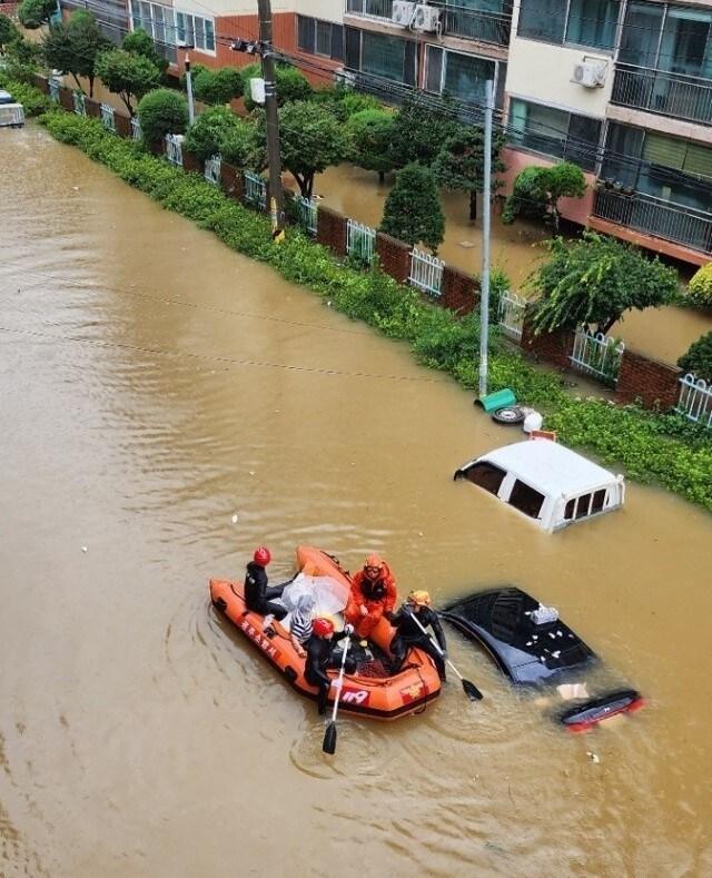 본문 이미지 - 공주시 옥룡동이 침수돼 소방당국이 구조 활동을 벌이고 있다. (공주시 제공)