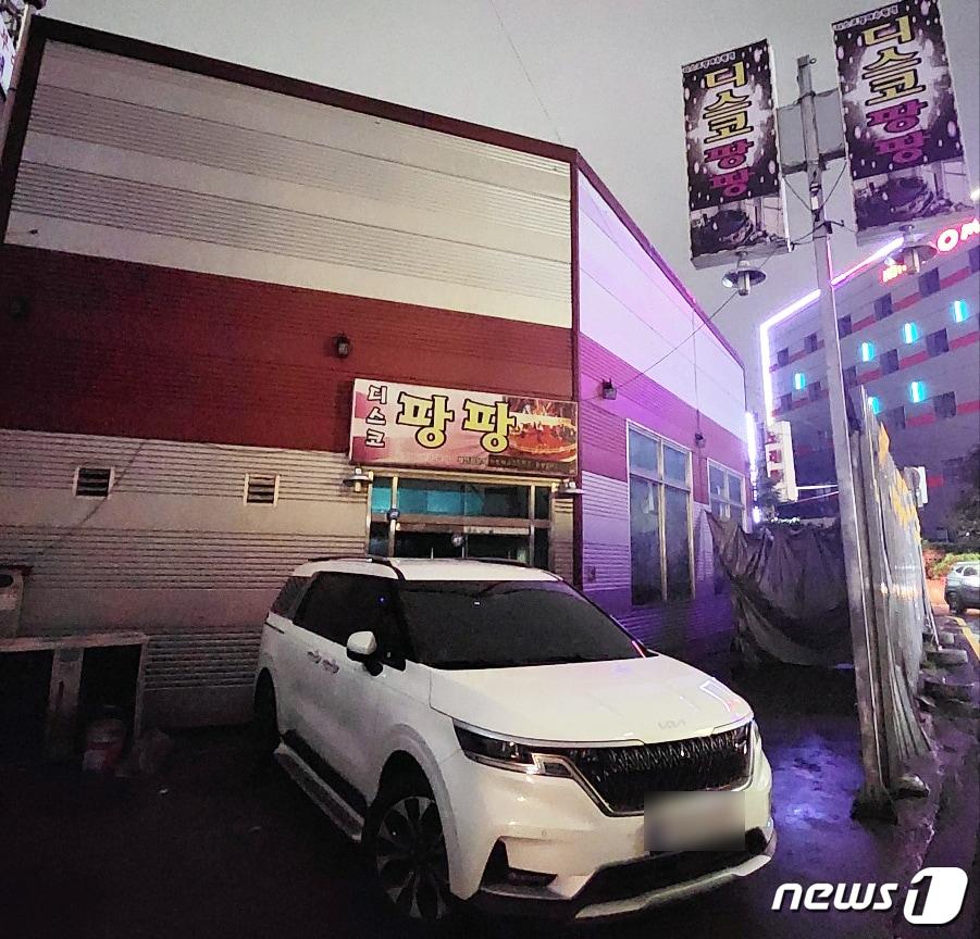 본문 이미지 - 10대 여자청소년을 상대로한 성범죄 등이 발생한 경기 수원시의 디스코팡팡 업소. /뉴스1