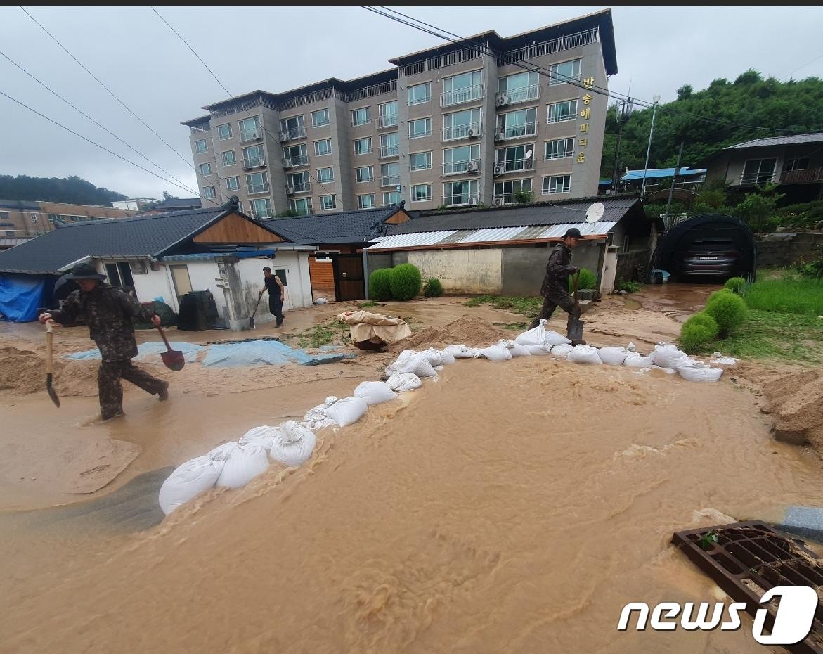 본문 이미지 - 육군 제50보병사단 장병들이 15일 집중호우 피해지역인 경북 예천군과 문경시에 투입돼 토사 제거작전 및 실종자 수색작전을 지원하고 있다.(육군50사단제공)2023.7.15/뉴스1 ⓒ News1 최창호 기자