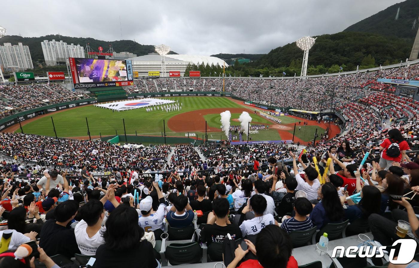  부산 사직야구장이 관중들로 가득 차 있다. 2023.7.15/뉴스1 ⓒ News1 윤일지 기자