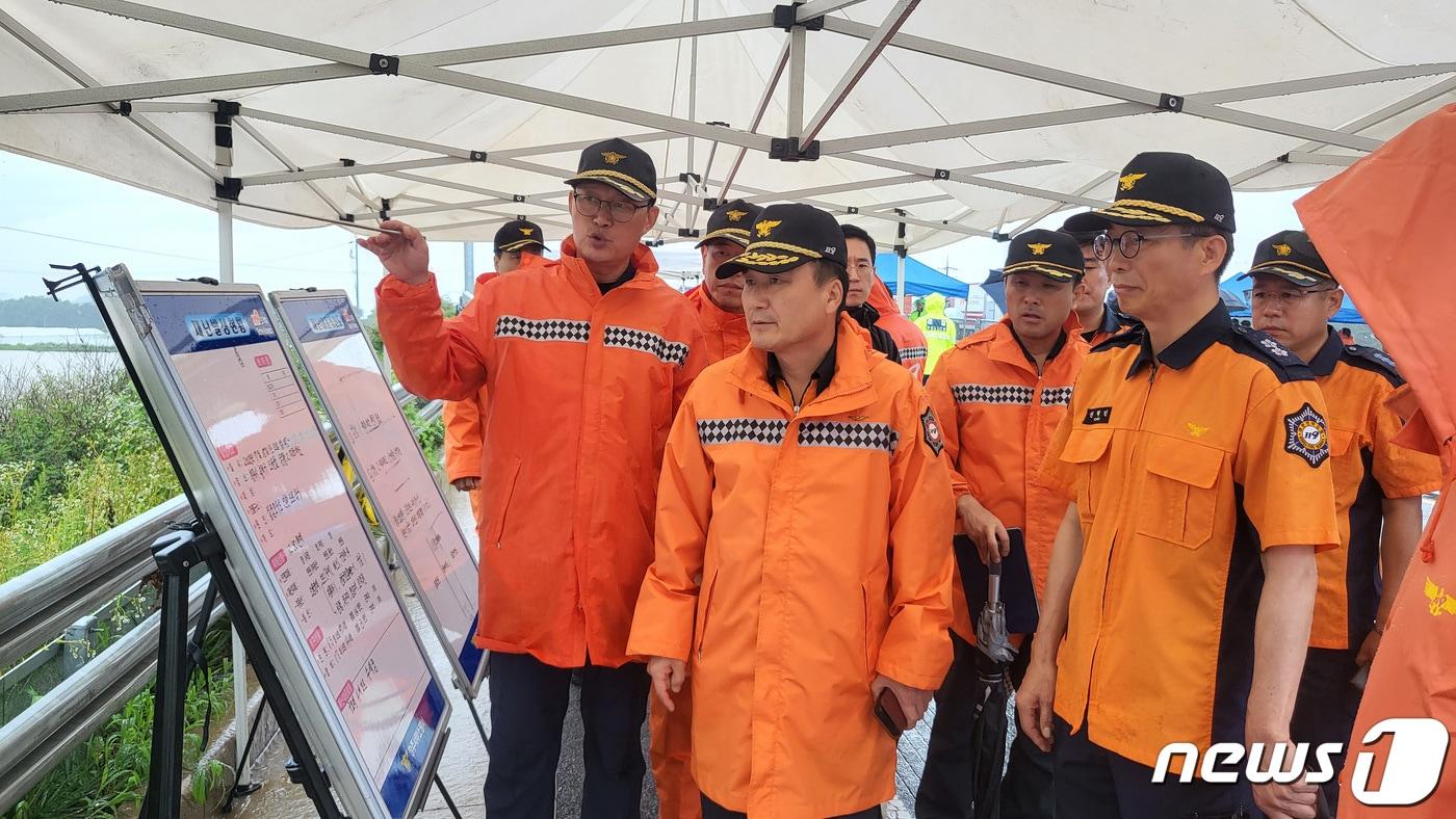서정일 전 청주서부소방서장(왼쪽)이 지난해 7월 15일 참사 현장을 찾은 남화영 당시 소방청장(가운데)에게 참사 경위를 설명하고 있다. (소방청 제공)/뉴스1