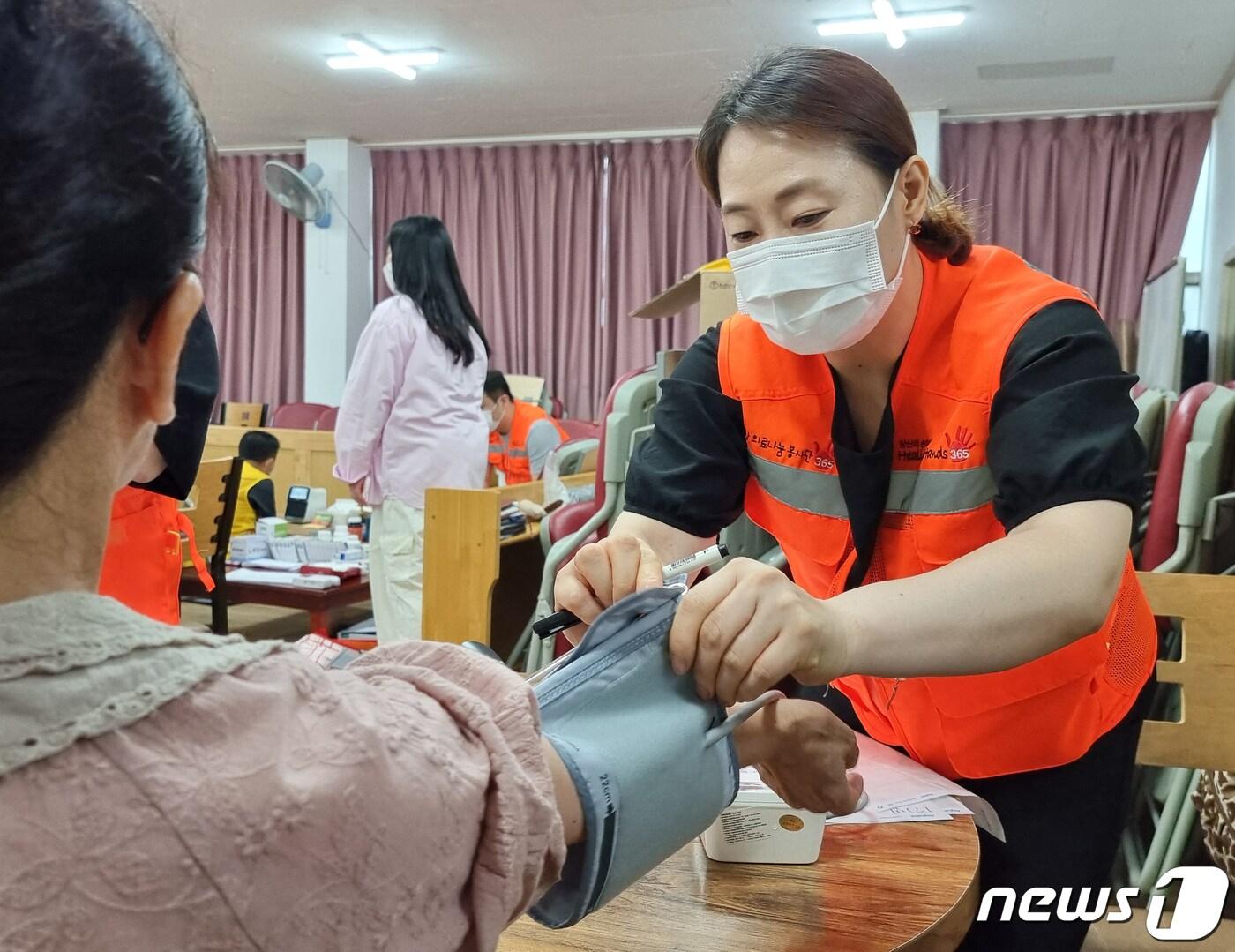 본문 이미지 - 15일 경북 포항의료돌봄지원단&#40;단장 안상구&#41;이 포항지역 북한이탈주민들을 대상으로 무료 건강검진봉사활동을 펼쳤다독자제공&#41;2023.7.15/뉴스1 ⓒ News1 최창호 기자