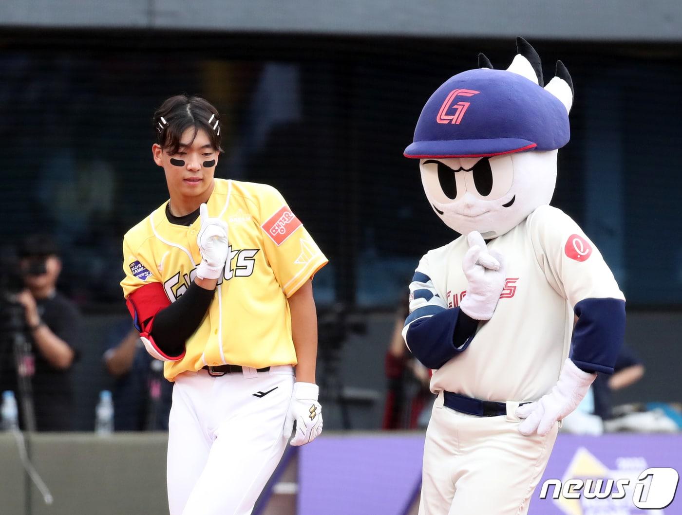 본문 이미지 - 15일 부산 사직야구장에서 열린 프로야구 2023 신한은행 SOL KBO리그 올스타전 드림팀과 나눔팀의 경기, 3회초 1사 1루 상황 드림팀 김민석이 제니의 솔로에 맞춰 춤을 추고 있다. 2023.7.15/뉴스1 ⓒ News1 윤일지 기자