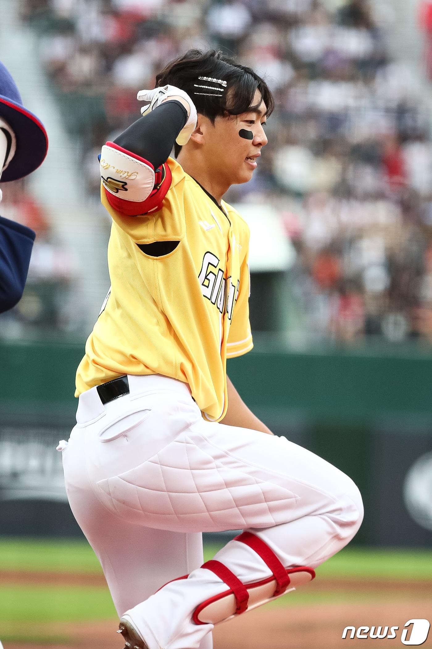 본문 이미지 - 15일 부산 사직야구장에서 열린 프로야구 2023 신한은행 SOL KBO리그 올스타전 경기 3회초 드림팀 롯데 김민석이 제니 솔로에 맞춰 춤을 추고 있다. 2023.7.15/뉴스1 ⓒ News1 유승관 기자