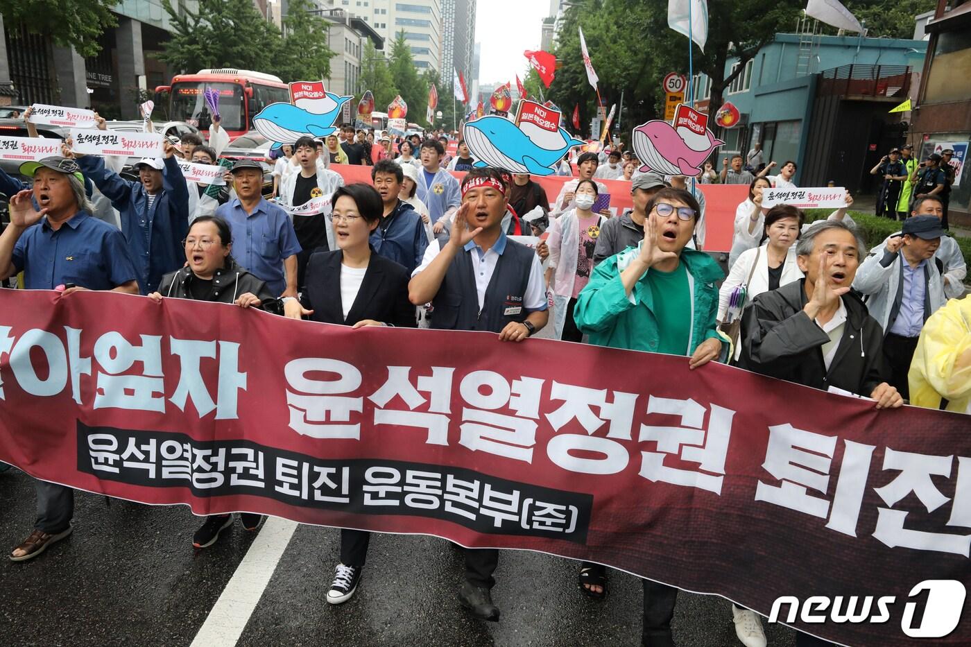 본문 이미지 - 15일 서울 종로구 사직로 일대에서 열린 '윤석열 정권 퇴진 7.15 범국민대회'에서 참가자들이 후쿠시마 핵오염수 해양투기 반대, 윤석열 정권 퇴진 등을 촉구하며 구호를 외치고 있다. 2023.7.15/뉴스1