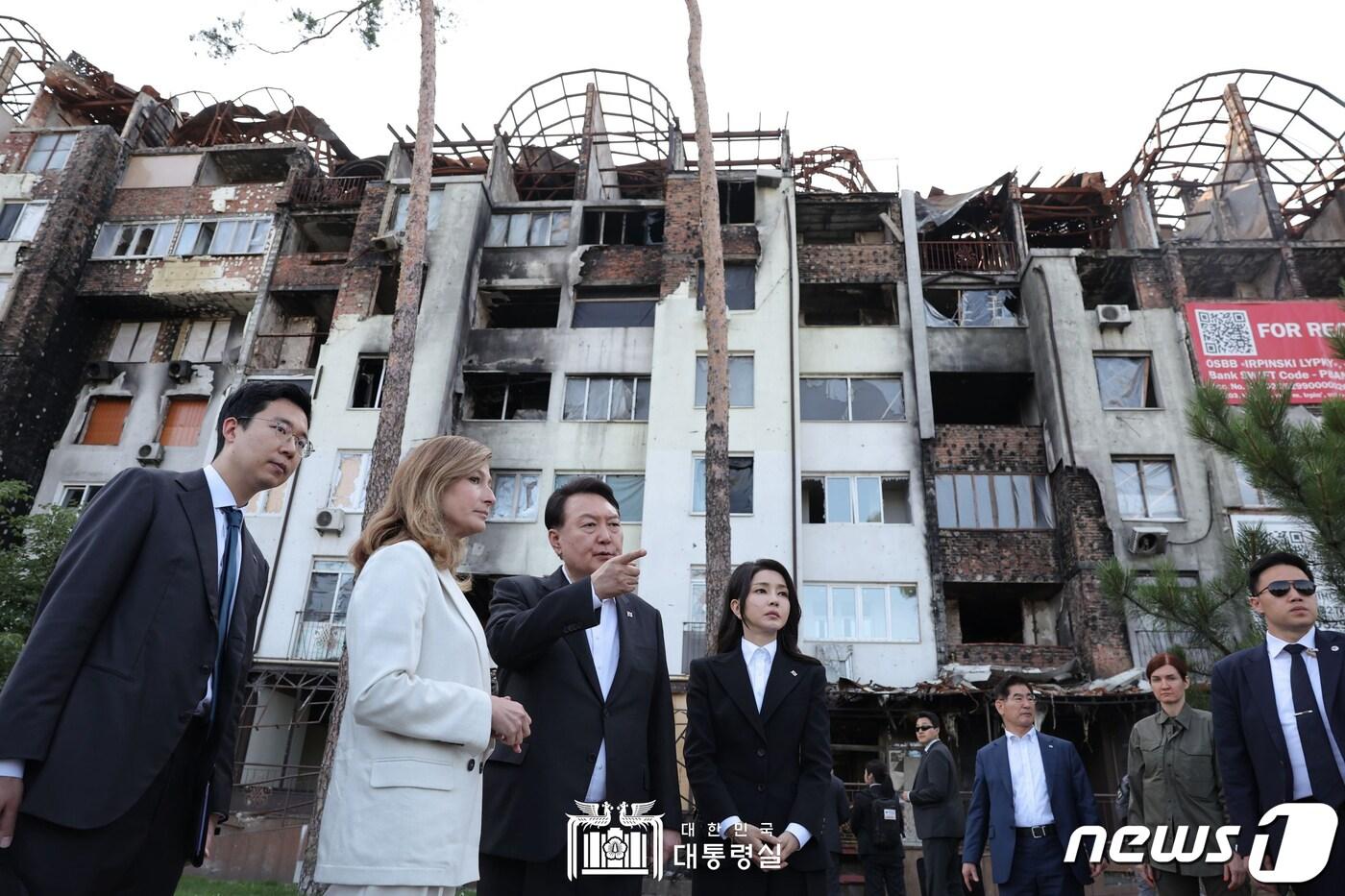 본문 이미지 - 우크라이나를 전격 방문한 윤석열 대통령과 김건희 여사가 15일(현지시간) 키이우 인근 지역의 민가 폭격 현장을 둘러보고 있다.(대통령실 홈페이지) 2023.7.15/뉴스1 ⓒ News1 오대일 기자