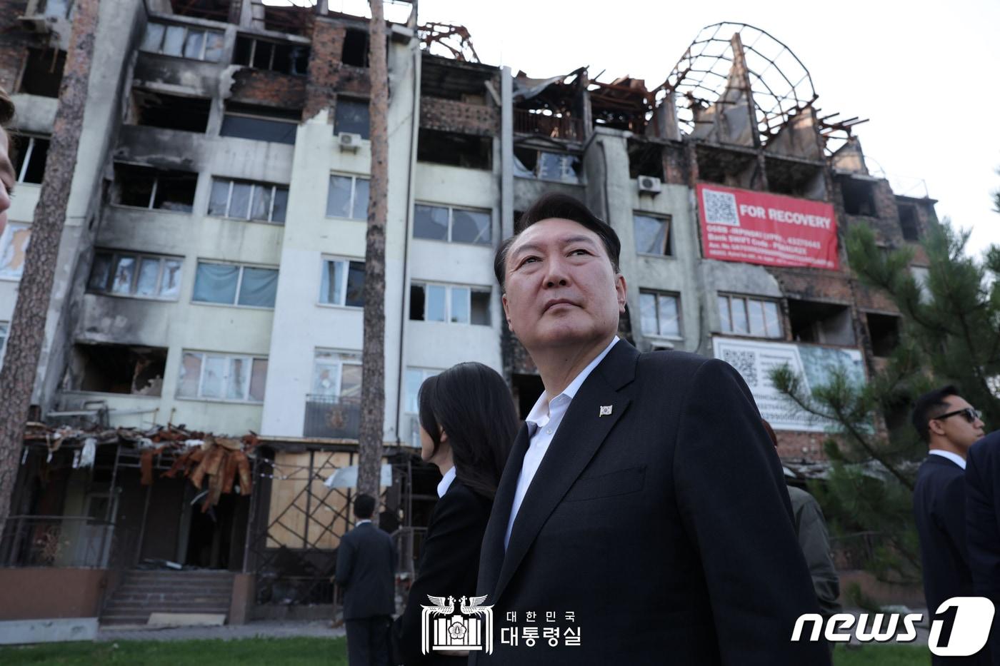 본문 이미지 - 우크라이나를 전격 방문한 윤석열 대통령과 김건희 여사가 15일(현지시간) 키이우 인근 지역의 민가 폭격 현장을 둘러보고 있다.(대통령실 홈페이지) 2023.7.15/뉴스1 ⓒ News1 오대일 기자