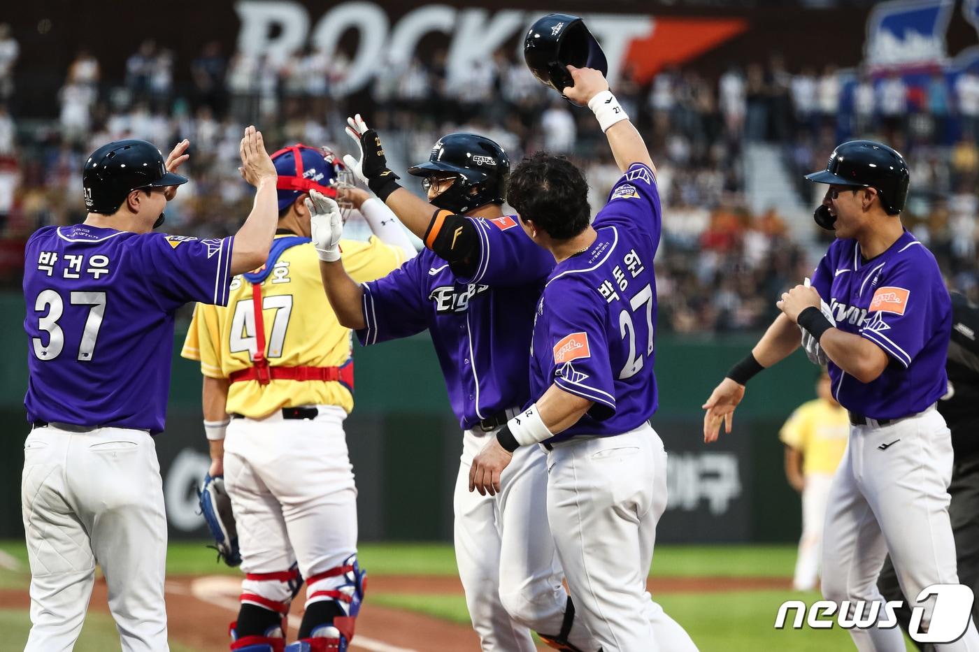 15일 부산 사직야구장에서 열린 프로야구 2023 신한은행 SOL KBO리그 올스타전 경기 4회말 2사 만루상황 만루홈런을 친 나눔팀 한화 채은성이 동료들의 축하를 받고 있다. 2023.7.15/뉴스1 ⓒ News1 유승관 기자