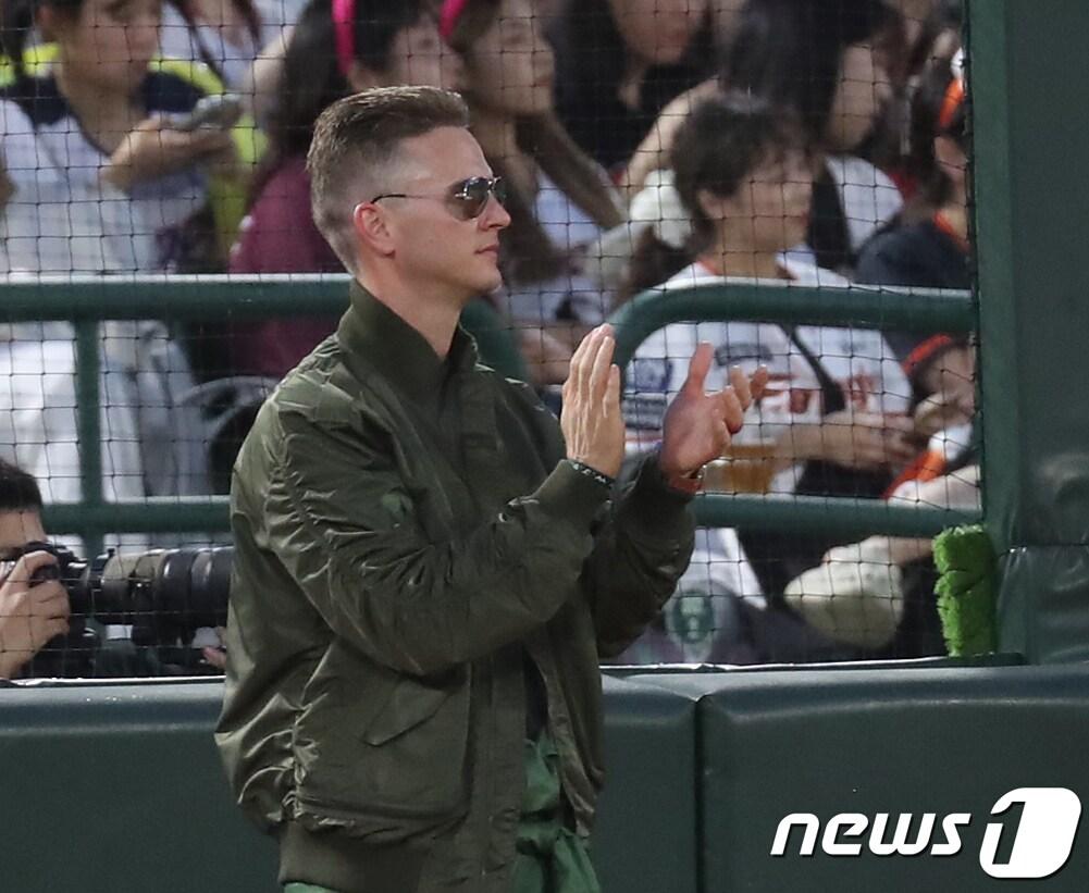 본문 이미지 - 15일 부산 사직야구장에서 열린 프로야구 2023 신한은행 SOL KBO리그 올스타전 드림팀과 나눔팀의 경기, 하프타임 때 드림팀 뷰캐넌이 미군 복장을 하고 해군 진해기지사령부 의장대의 퍼포먼스를 보며 손뼉을 치고 있다. 2023.7.15/뉴스1 ⓒ News1 윤일지 기자