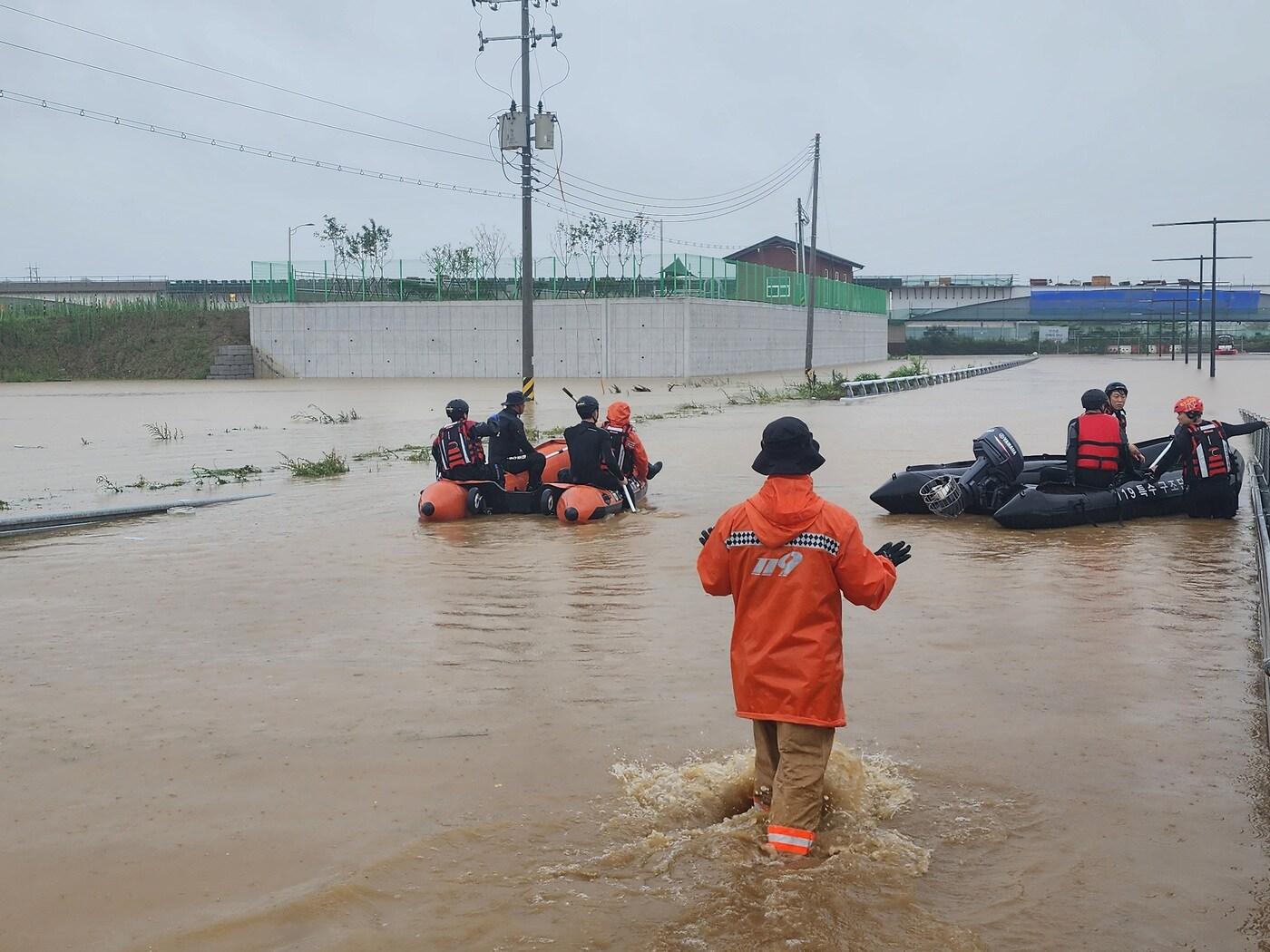 본문 이미지 - 15일 미호천 제방 유실로 침수된 충북 청주시 오송읍 궁평제2지하차도에서 소방대원이 구조보트를 이용해 수색활동을 벌이고 있다. (소방청 제공) 2023.7.15/뉴스1