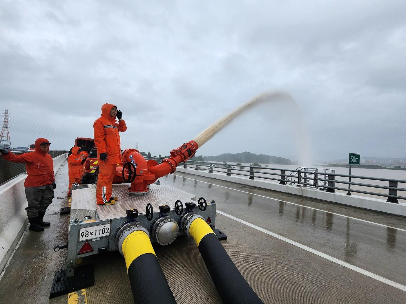 본문 이미지 - 15일 미호천 제방 유실로 침수된 충북 청주시 오송읍 궁평제2지하차도에서 소방대원이 대용량포방사시스템으로 침수된 궁평지하차도 일대의 물을 미호천으로 배수하고 있다. (소방청 제공) 2023.7.15/뉴스1