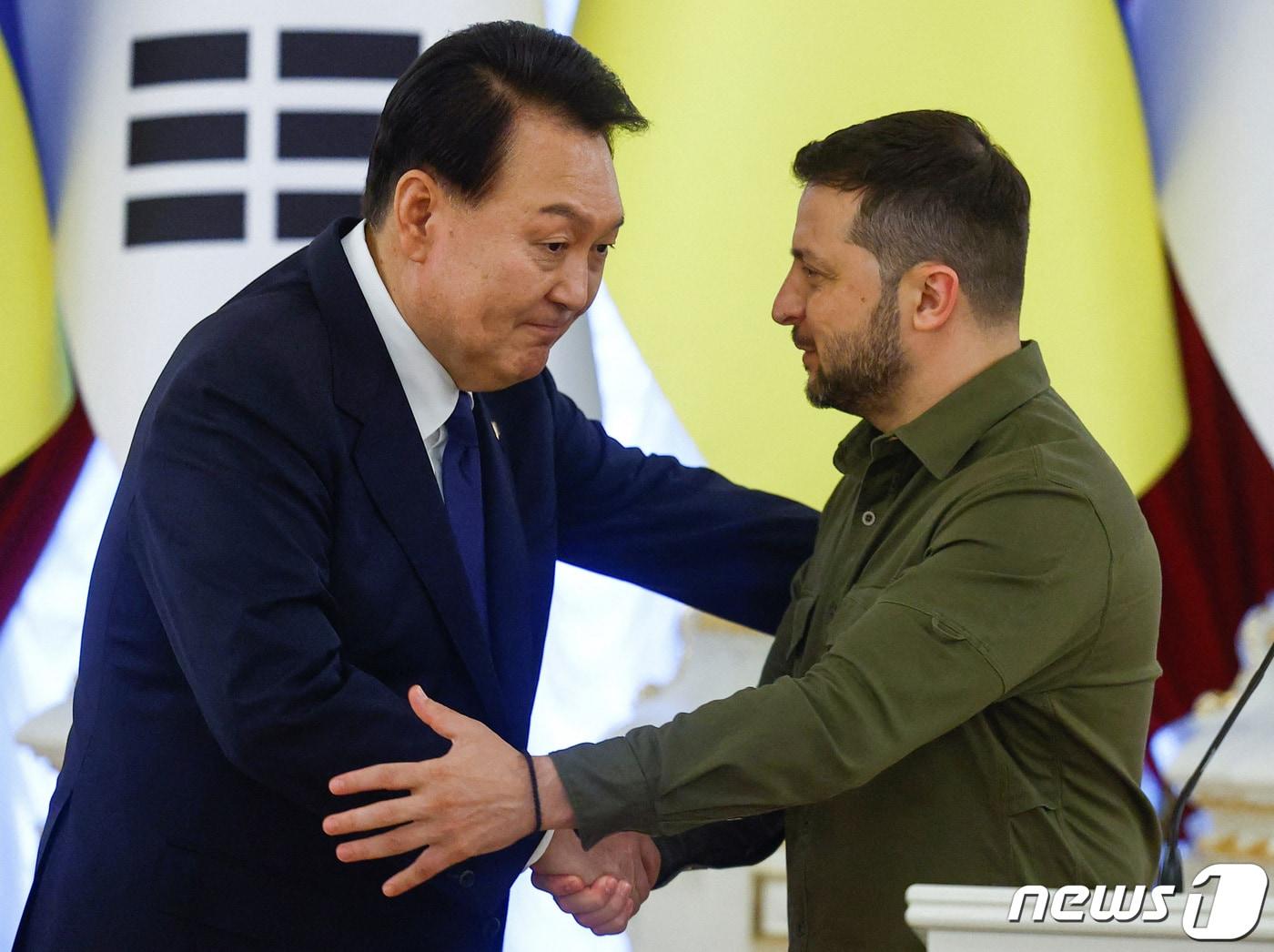 본문 이미지 - 우크라이나를 전격 방문한 윤석열 대통령이 15일(현지시간) 키이우 마린스키궁에서 볼로디미르 젤렌스키 우크라이나 대통령과 공동언론발표를 마치고 악수하고 있다. ⓒ 로이터=뉴스1