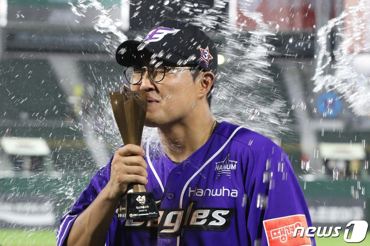 15일 부산 사직야구장에서 열린 프로야구 2023 신한은행 SOL KBO리그 올스타전 경기에서 MVP인 미스터 올스타에 선정된 나눔팀 한화 채은성이 기념 촬영을 하는 도중 동료들로부터 물세례를 받고 있다. 2023.7.15/뉴스1 ⓒ News1 유승관 기자