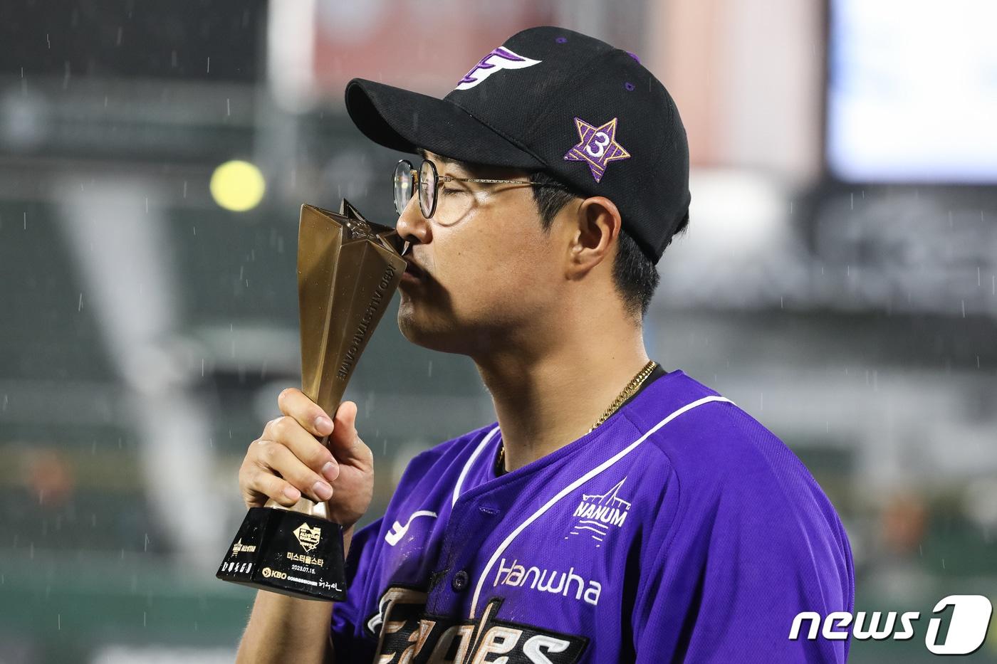 15일 부산 사직야구장에서 열린 프로야구 2023 신한은행 SOL KBO리그 올스타전 경기에서 MVP인 미스터 올스타에 선정된 나눔팀 한화 채은성이 트로피에 입을 맞추고 있다. 2023.7.15/뉴스1 ⓒ News1 유승관 기자