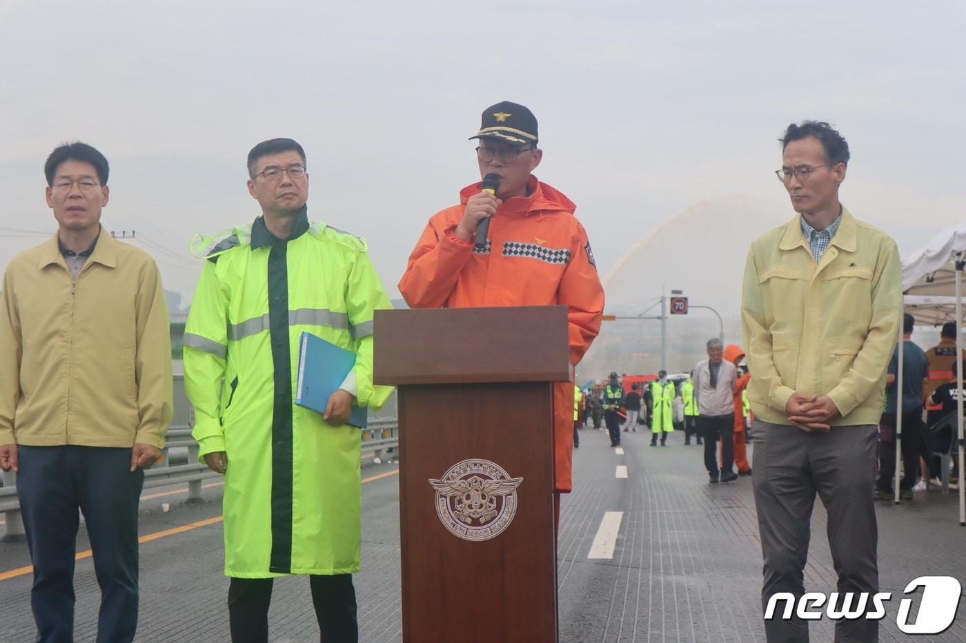 16일 오전 8시 침수 사고가 발생한 충북 청주시 흥덕구 오송읍 궁평2지하차도에서 재난당국이 언론 브리핑을 하고 있다.2023.7.16/ⓒ 뉴스1 박건영 기자