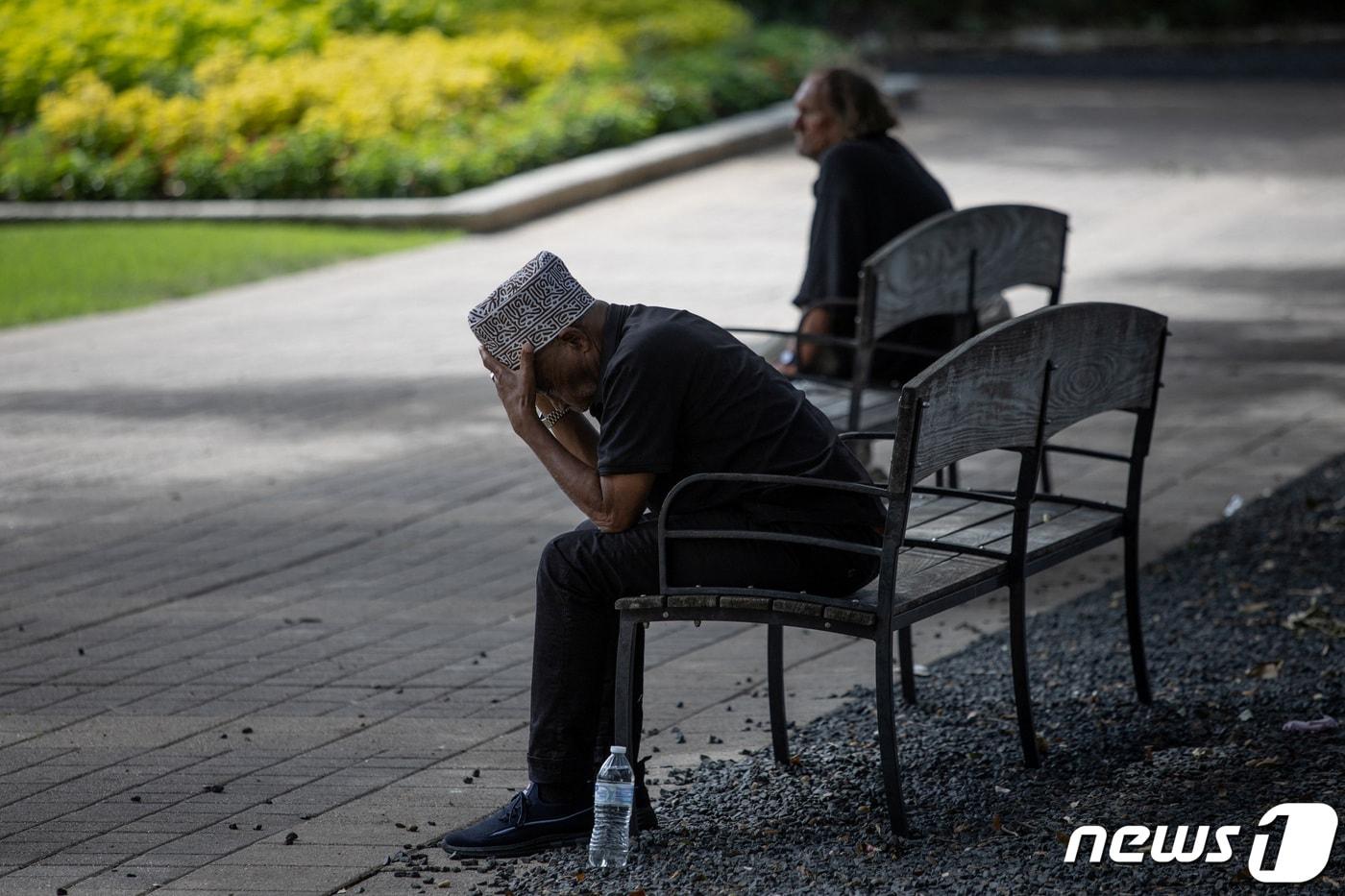 본문 이미지 - 미국 텍사스주에서 시민들이 더위를 피해 그늘에서 몸을 식히고 있다. 2023.07.14. ⓒ 로이터=뉴스1 ⓒ News1 정윤영 기자