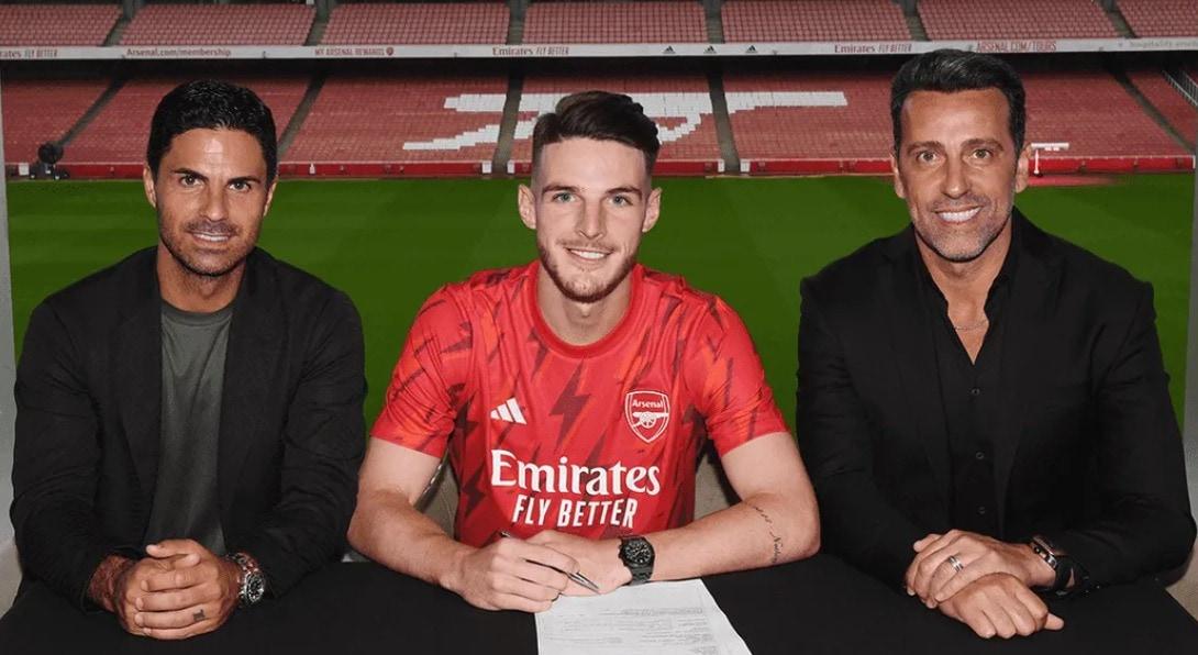 본문 이미지 -  아스널로 이적한 데클란 라이스(가운데)(아스널 홈페이지 캡처)